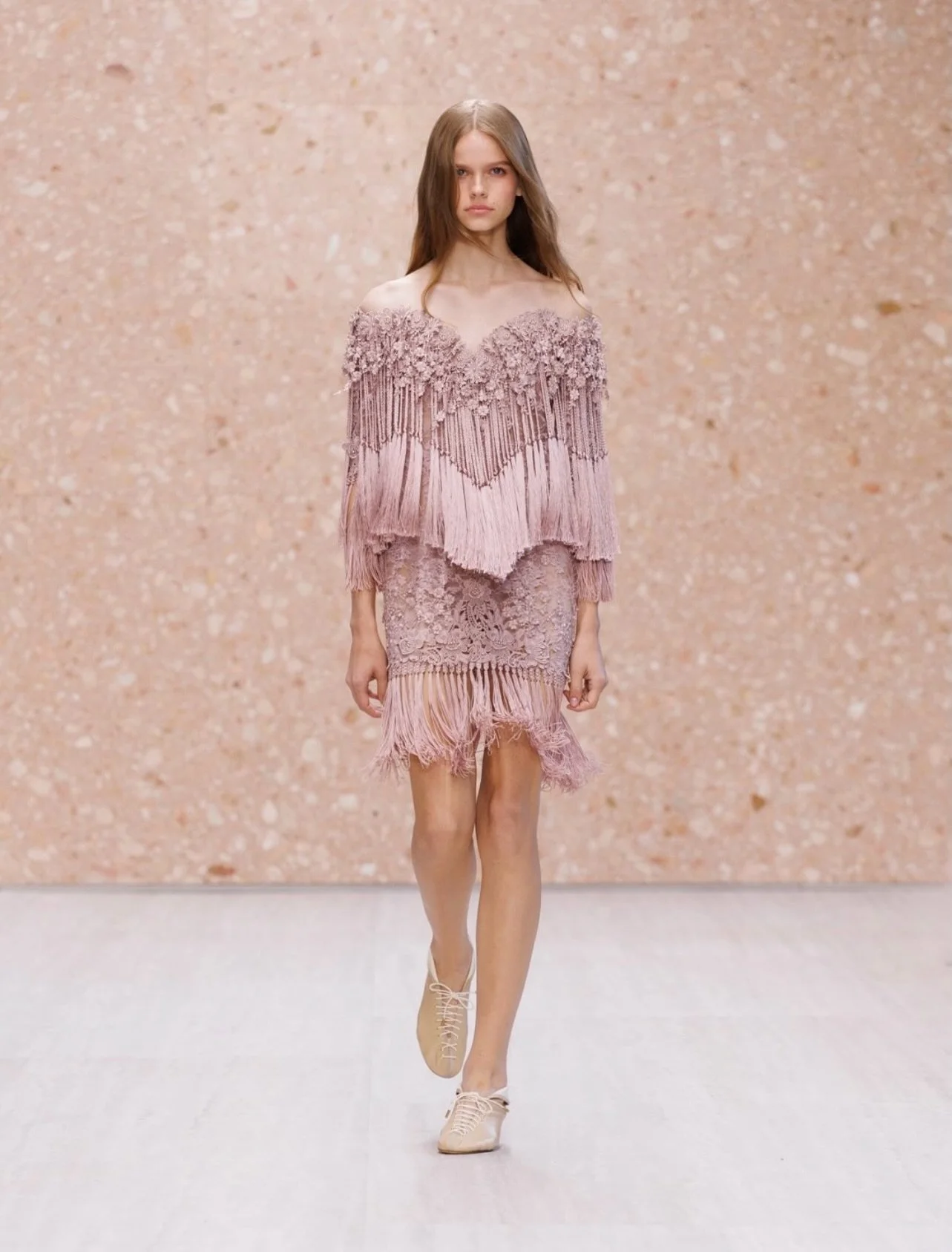 @chloe Summer 27 Paris fashion week moments.

So much beautiful design thinking here. I love the balance of softness and structure, and the way lace, fringe, transparency and volume create movement without feeling overworked.

Feminine, detailed and 