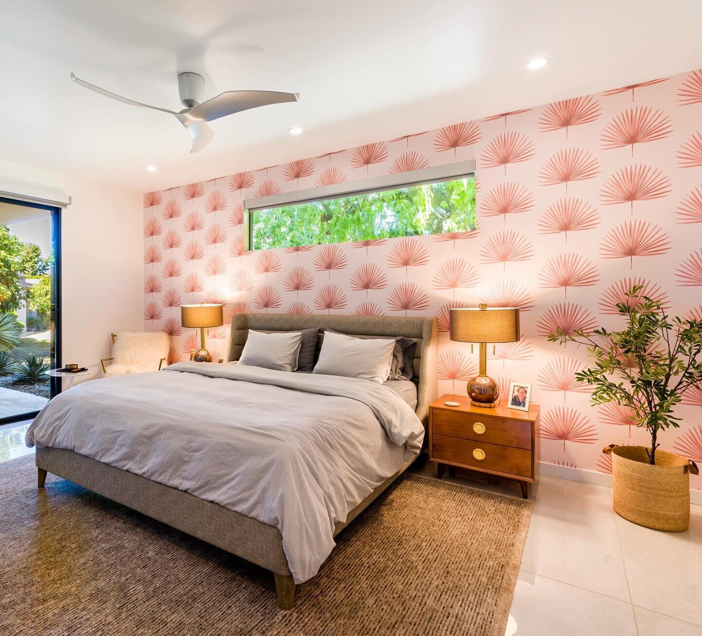 A palm frond inspired wallpaper design provides some fun and focus for this master bedroom. 🌴
Check out the rest of our Palm Springs contemporary style &rsquo;Cosmopolitan Colorburst&rsquo; design project now on our website at DesertSociety.net 🙌🏼