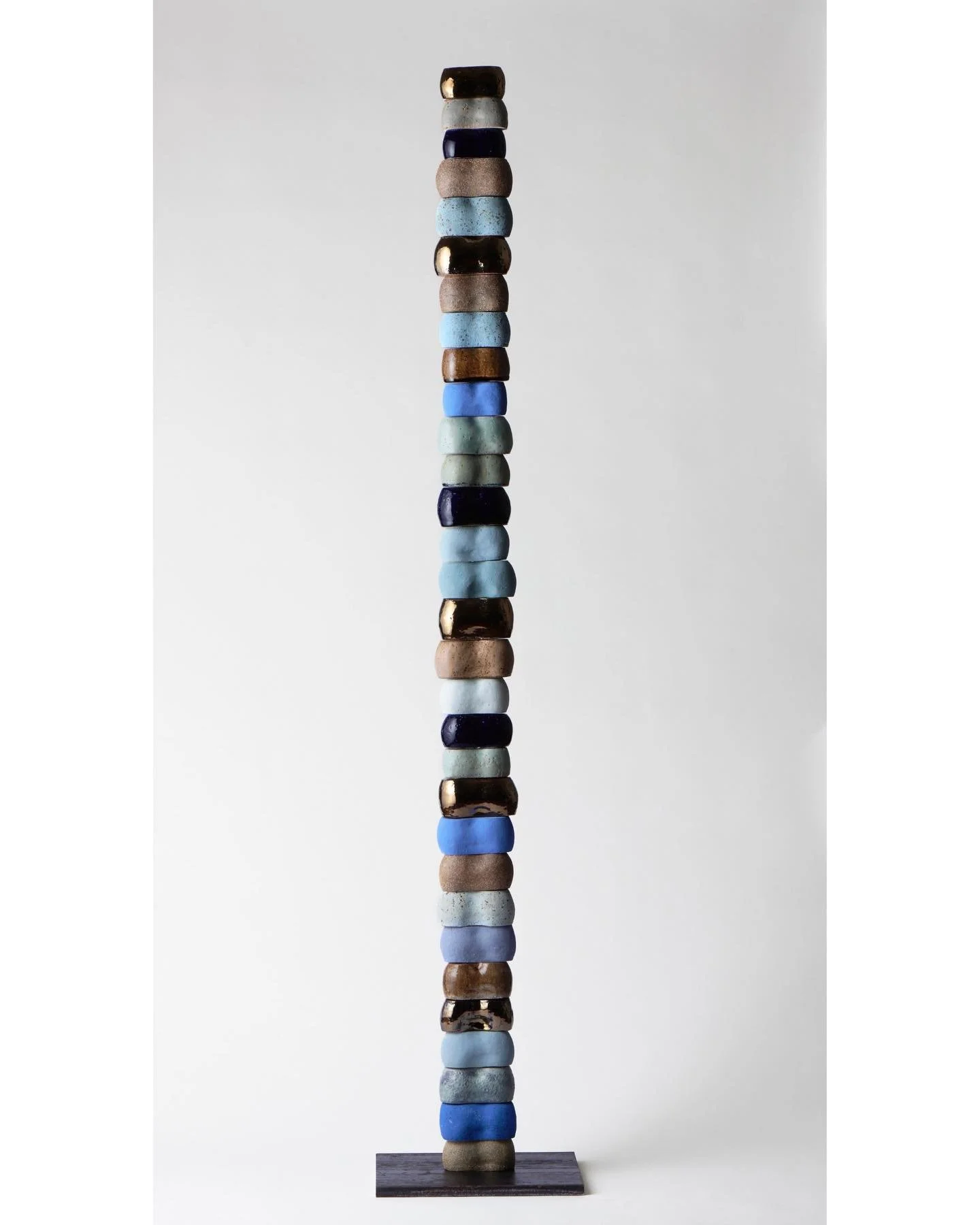 Kinda Blue 💙

1. Knuckle Totem (Sky / Gaganah) 2025
Ceramic, glaze, steel
1600 x 300 x 300
Available @fletcher_64 
📷 @fotokroh 

2. The completely unique, playful and superbly built @dlonghouse I had the pleasure of meandering through earlier this 