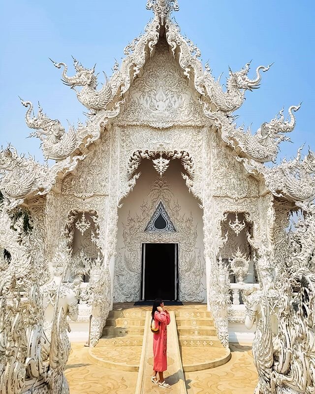 I like other people being in my photos almost as much as l love editing them out #threeoutonein #butwhere #thankslightroom #ghosts #thewhitetemple #temple #Thailand #chiangrai #travel #travelgram #