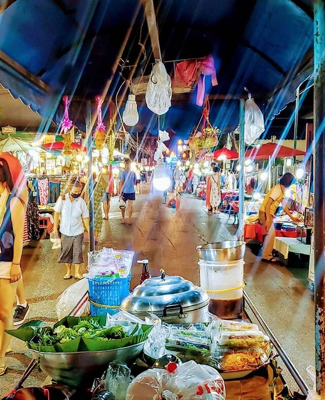 I didn't work out how to remove glare but I did figure out how to eat all the food in Thailand (with help from @happybritishman and @kaorinkxxx )

#Thaifood #burmesefood #Thailand #chiangmai #vegetarian #food #travels #hungry