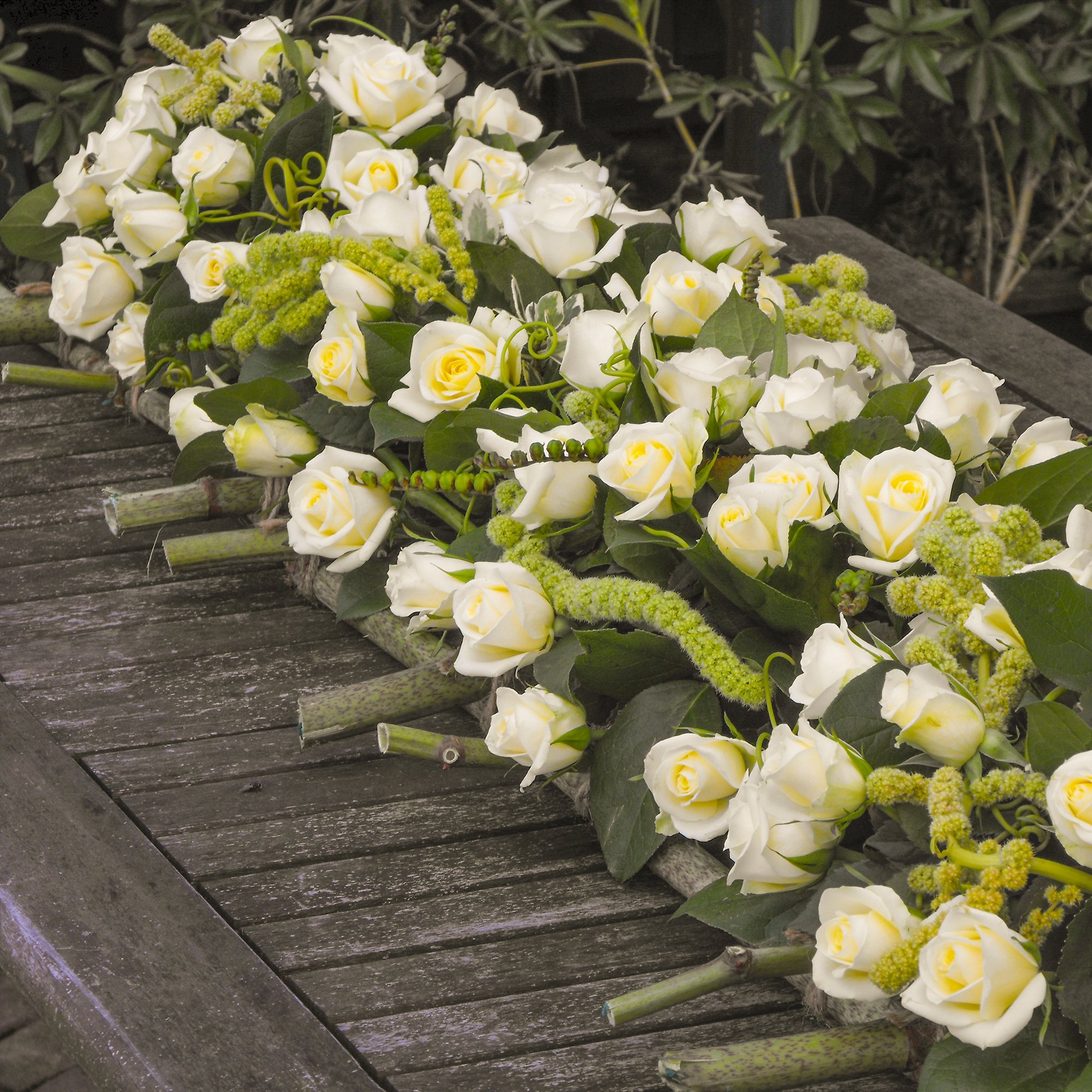 De Kracht van Bloemen- rouwboeket zakelijk- luxe afscheidsbloemen  6 (2).jpg
