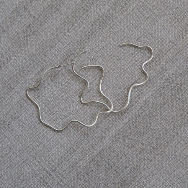 Silver wavey hoop earring