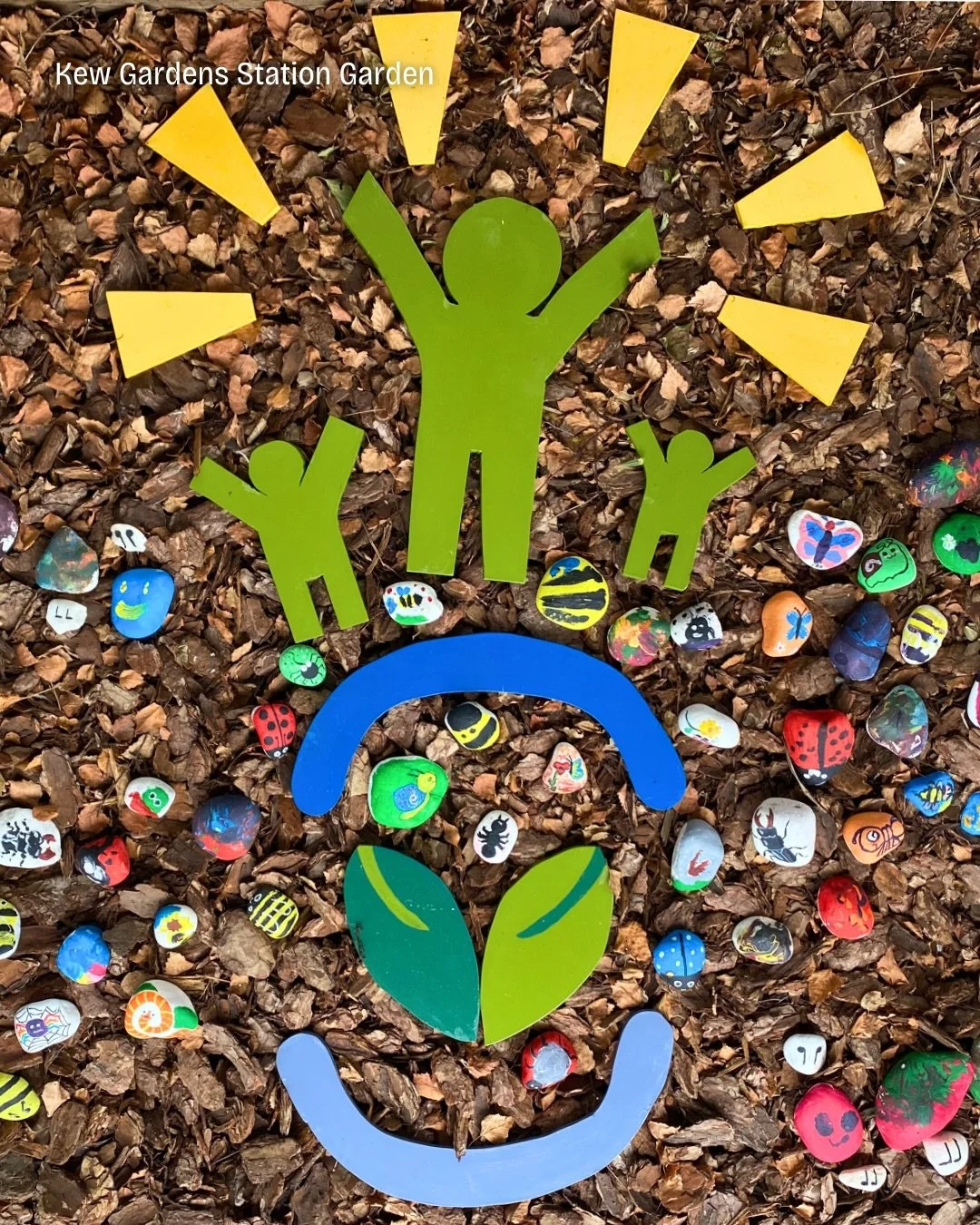 🪻 Kew Gardens Station platform garden is the green gateway to the world-renowned Royal Botanic Gardens with its exceptional woodland planting, Mediterranean beds and various ornamentals. This garden is run in partnership with @kewsociety 🌼

🌿 Feat