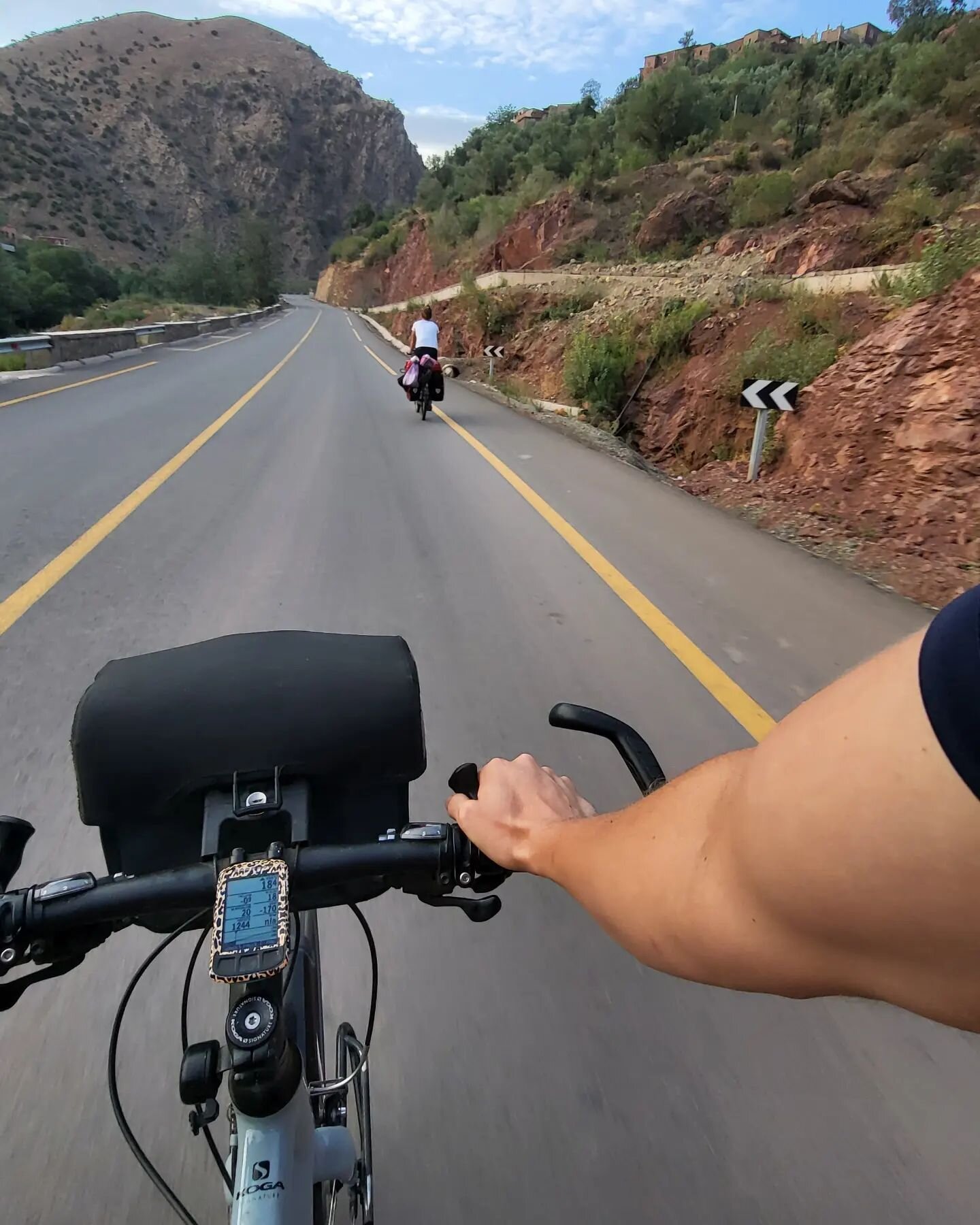 What a day! This morning we started off early to conquer the 32 km climb to Tizi n'Tichka. 

The climb was long and steady, but half way through Margot her bicycle chain broke.. at the best possible timing! We had just passed a small village where a 