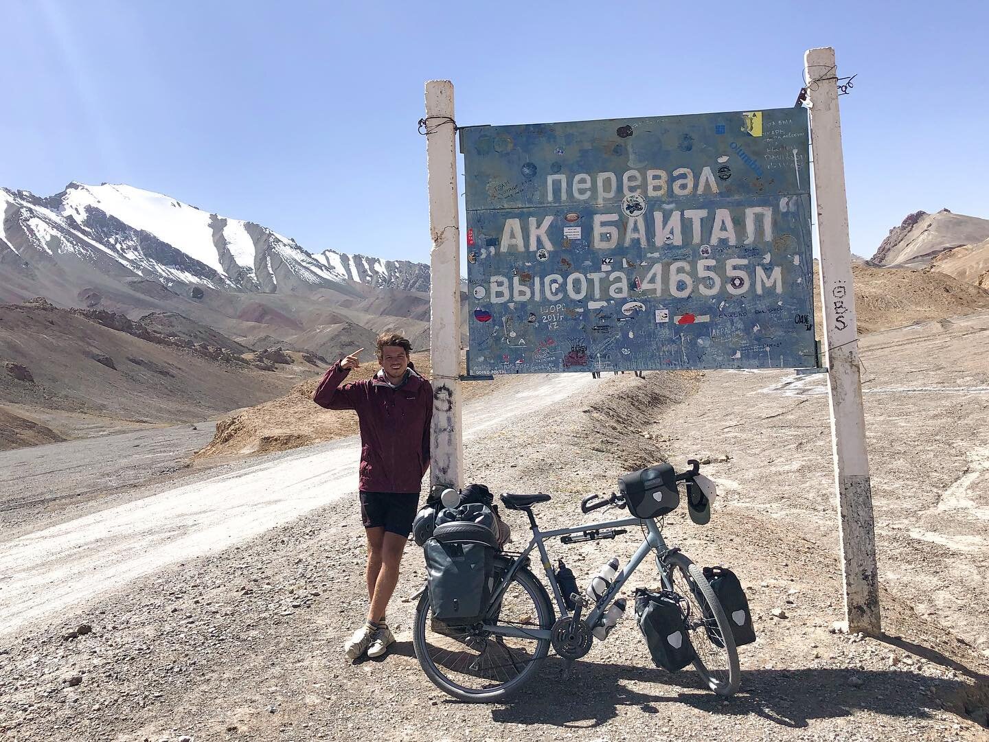 Ak-Baital Pass - 4655m🏔

Reaching the top of the Ak-Baital Pass was definitely one of the highlights of the trip (literally!). This one was pretty tough, climbing the unpaved roads to the top, having less oxigen then we are used to because of the hi