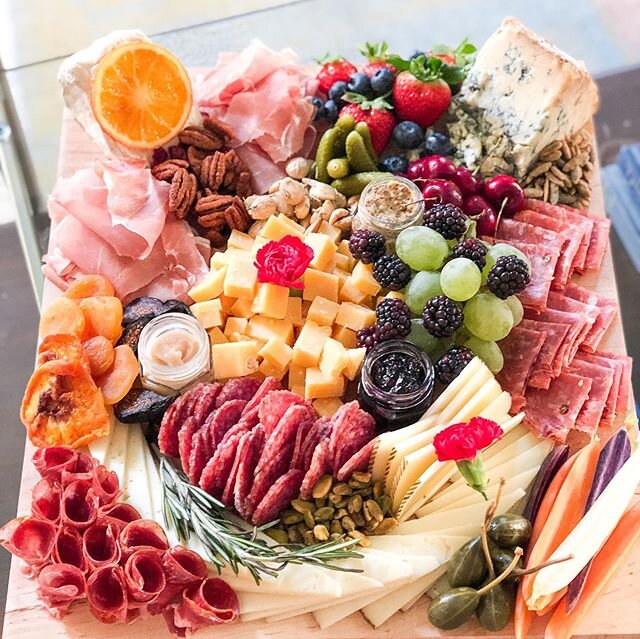 Merry Christmas from Gather+Graze Dallas 🎄🧀🎁 We have so enjoyed being welcomed into your homes and building boards + boxes with love! Merry Christmas to all and to all a good night! 🎄🧀🍇🥖🎅🏻🎁🧀💕 ..
#gathergrazedallas #gathertogether #charcut