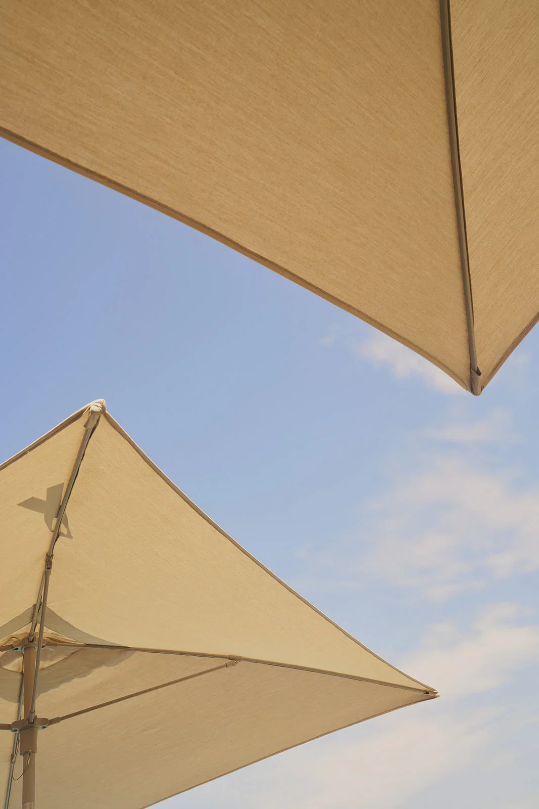 umbrellas-pool-villa-asti.webp