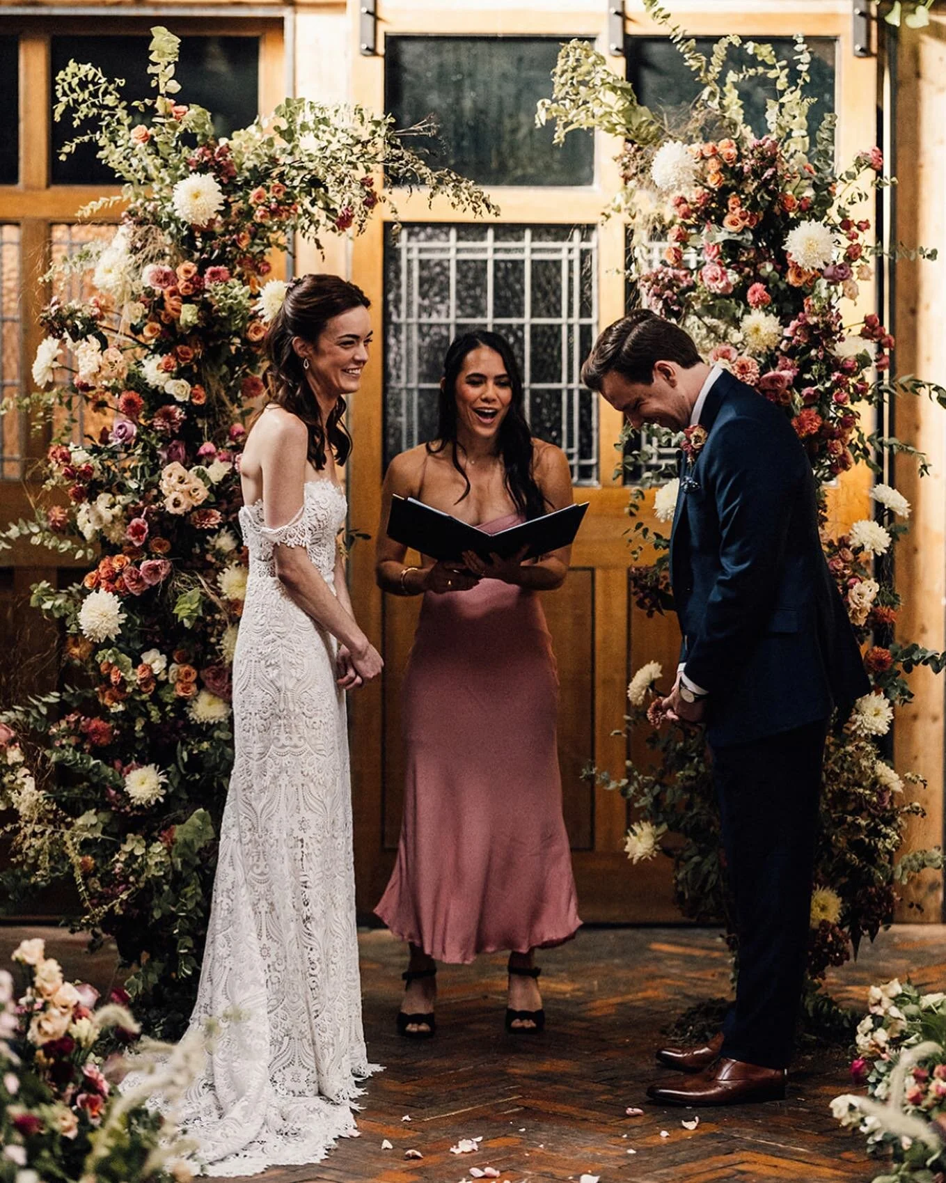 We loved putting this arch together, filled with British grown scented garden roses, for Hayley and Andy last  September in London ✨
📸 @samdocker.co 
.
.
.
.

#Underthefloralspell #sussexflorist #londonflorist #floralstories #sussexwedding #stylingt