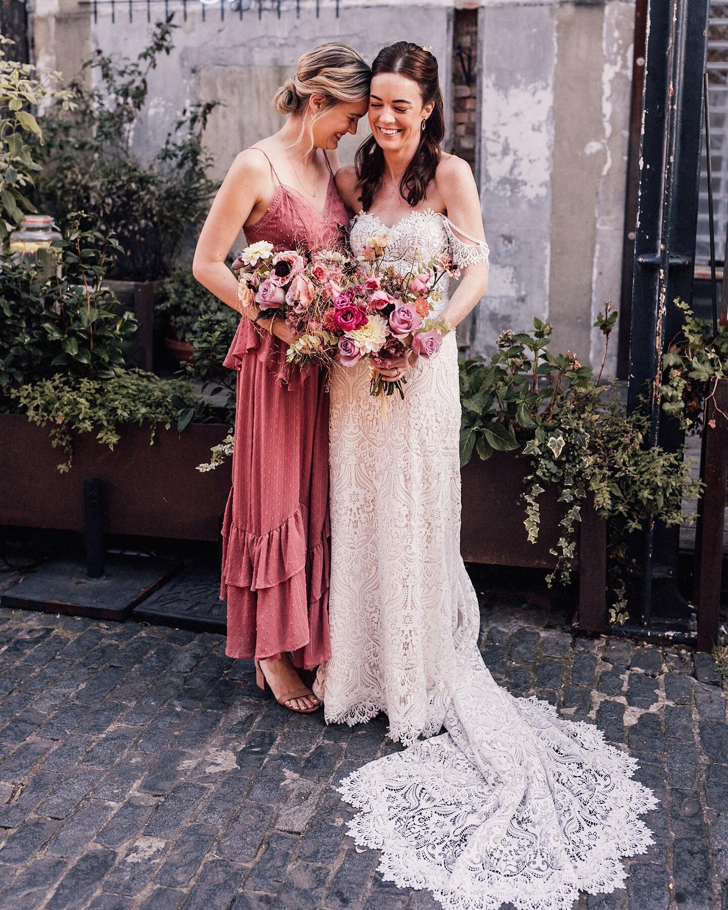 In 💘 with this Bride &amp; Made of Honour moment! From Hayley &amp; Andy&rsquo;s big day at @claptoncountryclub 
📸 the super talented @samdocker.co 
.
.
.
.
.

#Underthefloralspell #sussexflorist #londonflorist #floralstories #sussexwedding #stylin