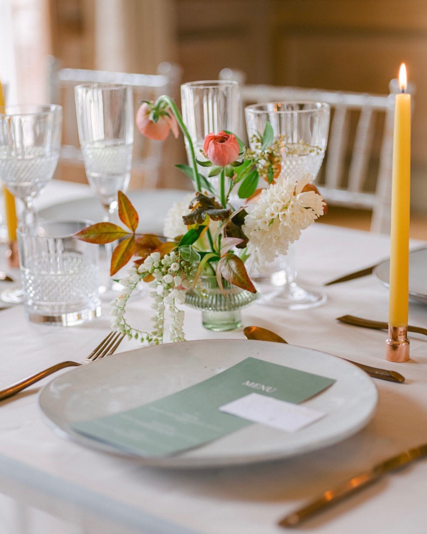 We just 🧡 making cute table arrangements! This one is captured on film by @natalielucy.photography at @findon_place featured on @lovemydress ✨ 
.
.
.
.
#minimalistwedding #sussexflorist #londonflorist #floralstories #sussexwedding #stylingtheseasons