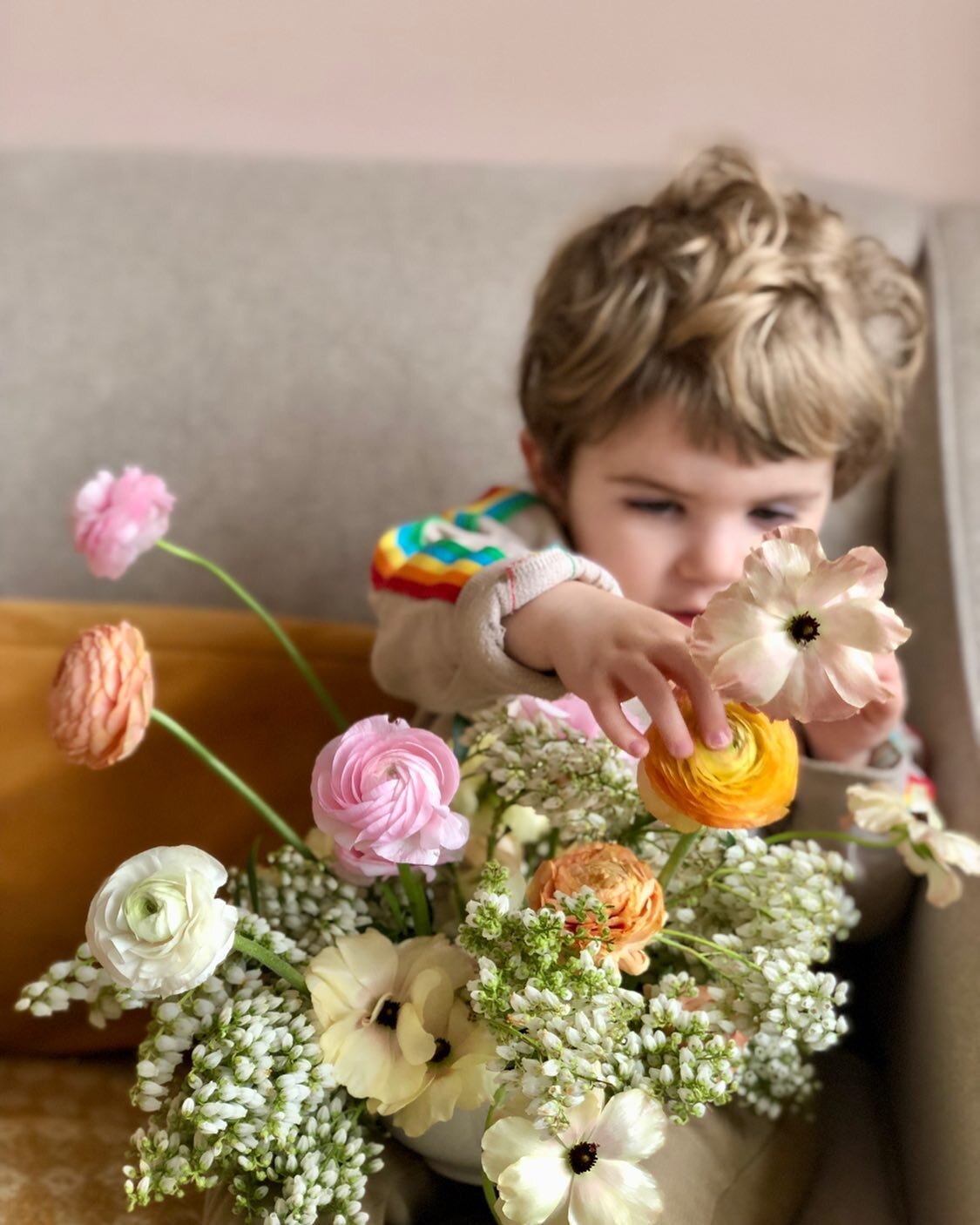 Happy Easter 🐣 love from my little assistant 🥰
.
.
.
.
#minimalistwedding #sussexflorist #londonflorist #floralstories #sussexwedding #stylingtheseasons #flowerstudio #sussexweddingflorist #weddinginspiration #weddingflowersinspo #flowerstagram #th