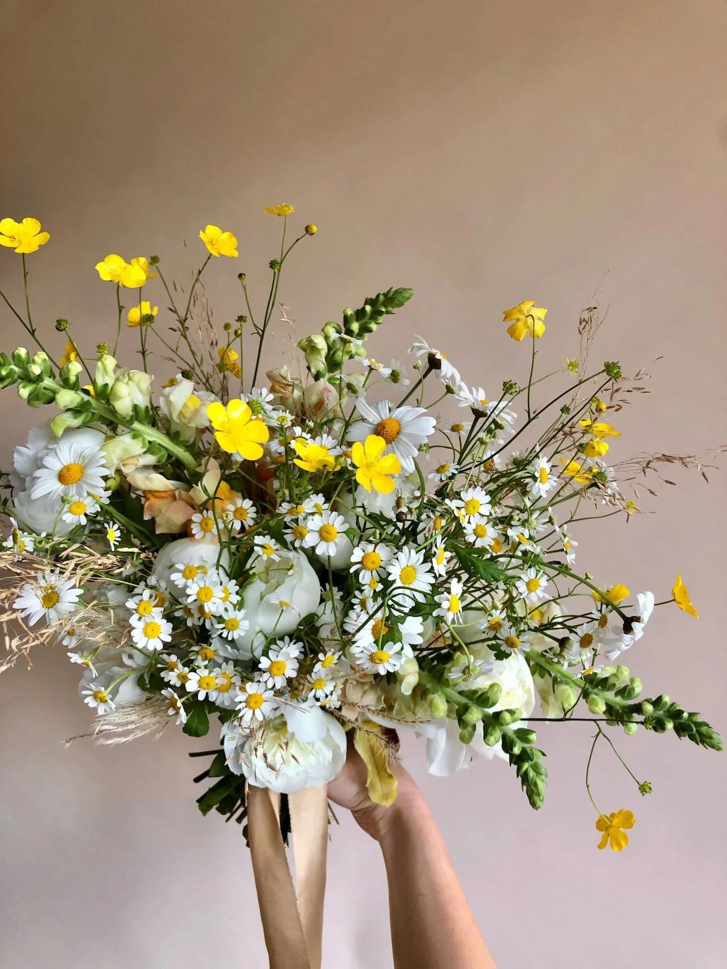 Say yes to daisies and buttercups in your spring bouquet 🌼 for Jake and Catherine ✨ 
.
.
.
.
#sussexweddingflorist #sussexflorist #londonweddingflorist #speingbouquet #sussexwedding