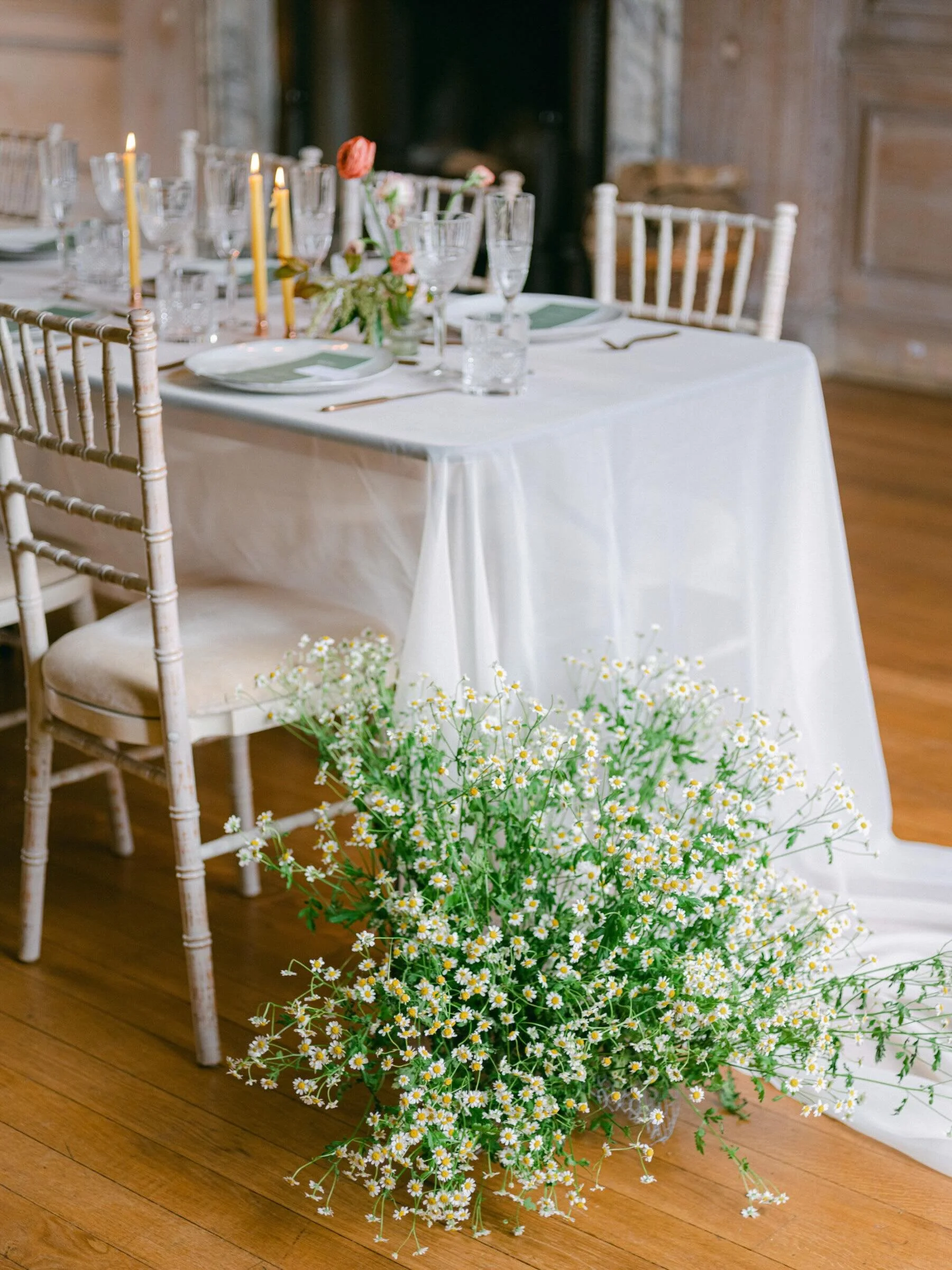 Refined simplicity at @findon_place 💛

Photography @natalielucy.photography 
Featured on @lovemydress 
#sussexweddingflorist #londonweddingflorist #weddingtablescape #weddingcenterpieces #springwedding