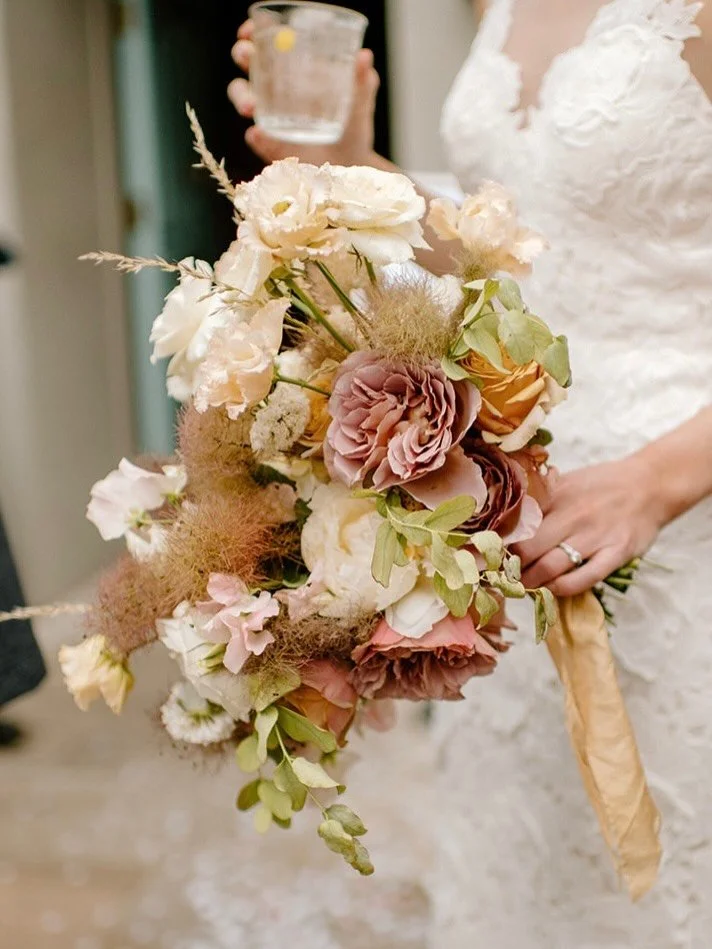 Save this if you love a smokebush and dusky peach bloom combo 🍑 ⛅️ 
First image by @elliegillardphotography 
At @thezetterhotels 
#sussexweddingflorist #sussexweddingflowers #londonwedding #londonweddingflorist #zettertownhousewedding