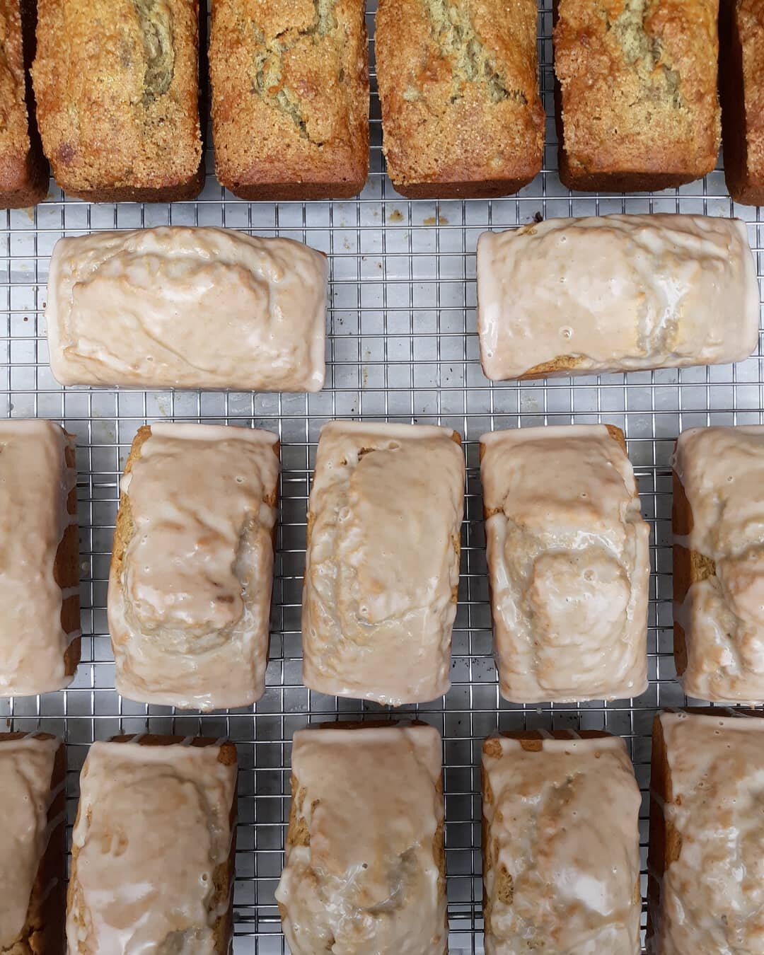 It's the start of my favorite season for baking, the cooler weather means I get to start pulling out the warm spices.
These vegan chai spice loaf cakes are packed with spiced chai and a bunch of warm cozy spices.