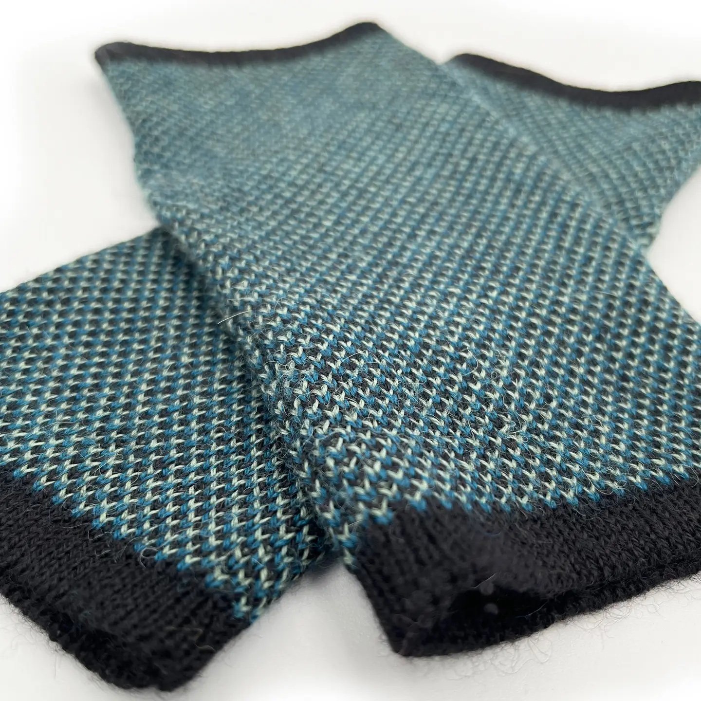 Trigo Gloves Peacock2.jpeg