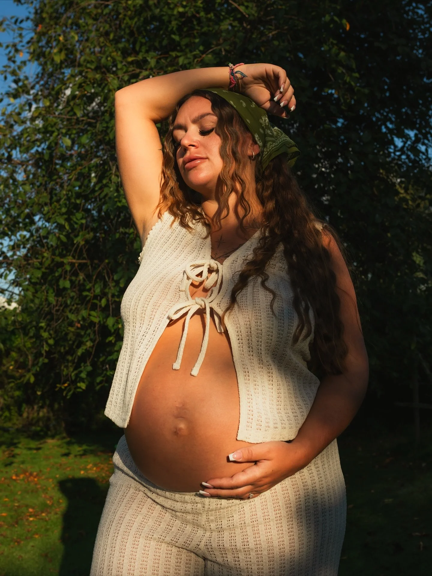 Kukkien keskell&auml;, uuden alun kynnyksell&auml;. 🤎