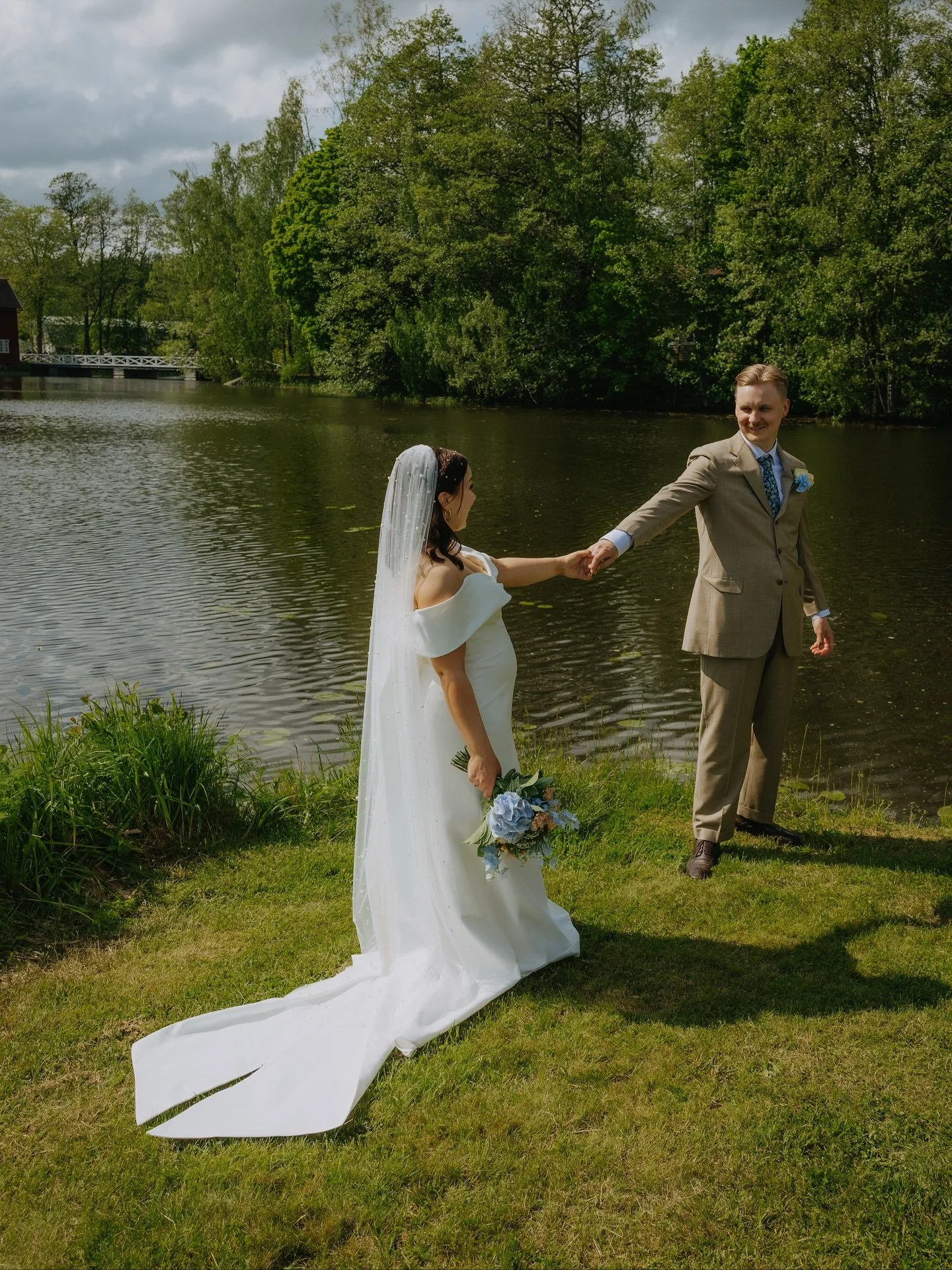 Yhdess&auml;.
Se oli sana,
joka kuistattunakin
kantoi kaksi el&auml;m&auml;&auml;.
&mdash; Ilari Torsti