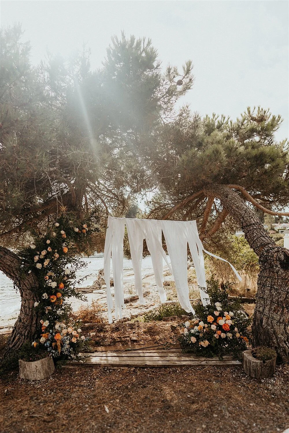 intimate-boho-waterfront-microwedding_0005.jpg