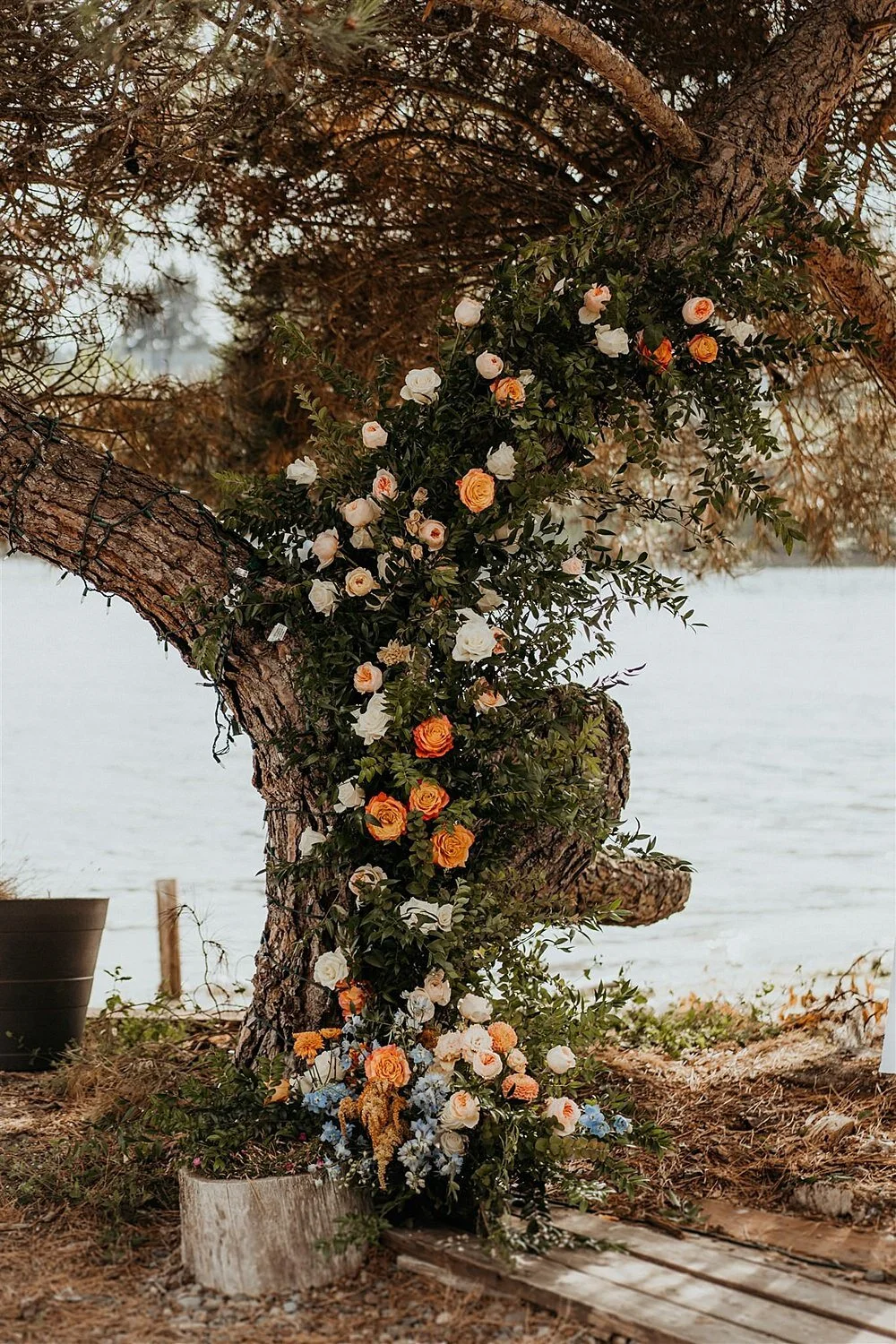 intimate-boho-waterfront-microwedding_0006.jpg