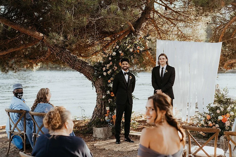 intimate-boho-waterfront-microwedding_0013.jpg