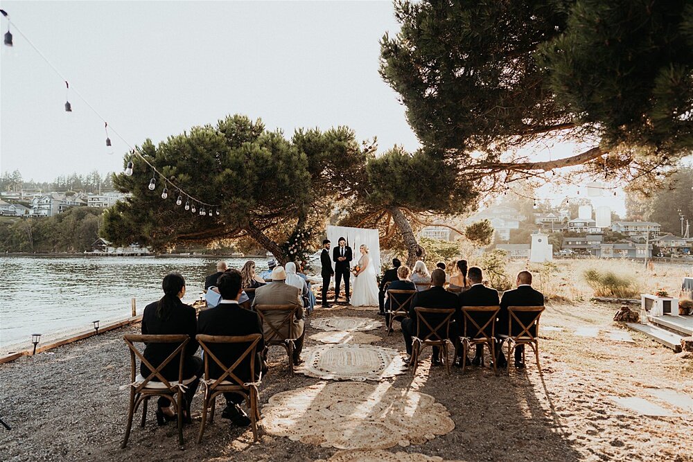 intimate-boho-waterfront-microwedding_0015.jpg