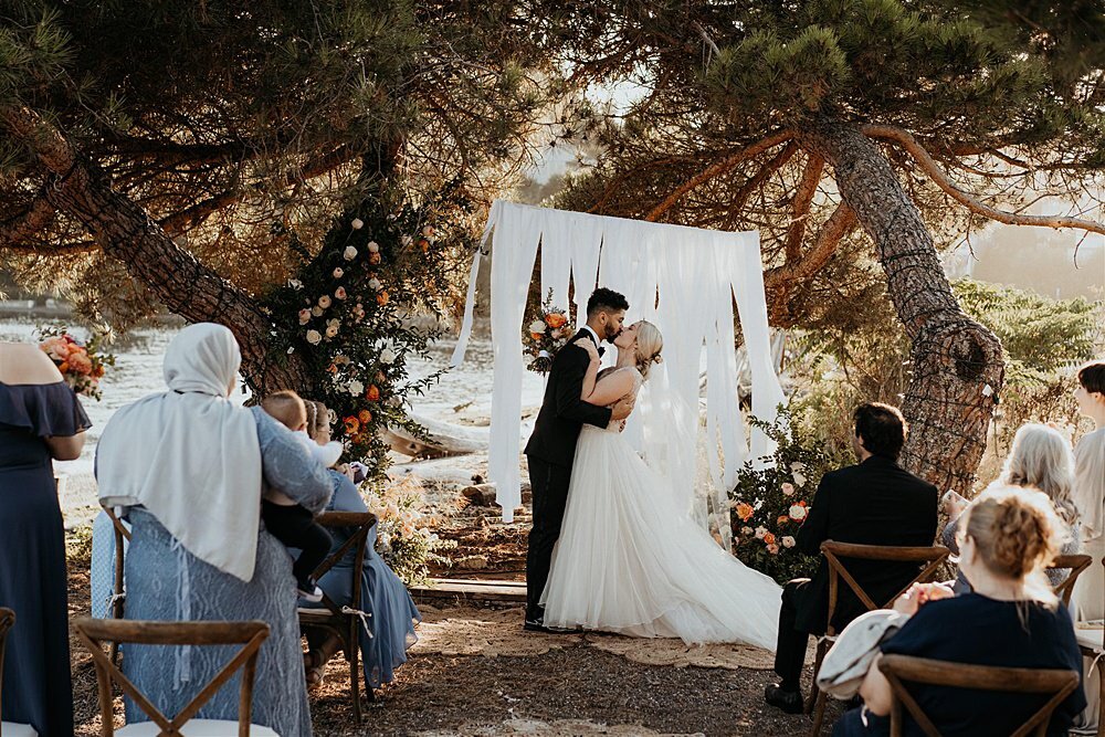 intimate-boho-waterfront-microwedding_0018.jpg