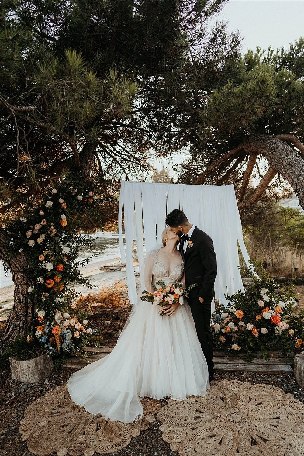 intimate-boho-waterfront-microwedding_0024.jpg