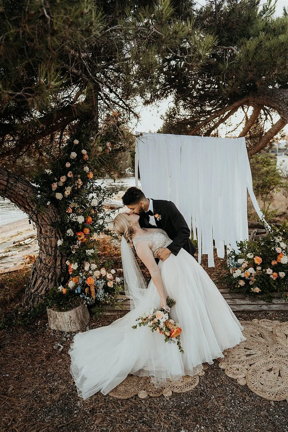 intimate-boho-waterfront-microwedding_0025.jpg