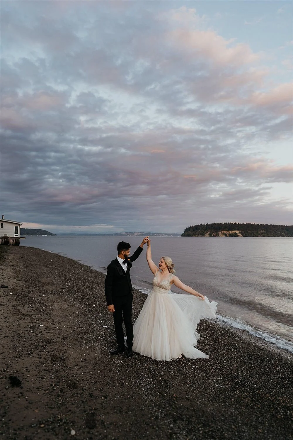 intimate-boho-waterfront-microwedding_0038.jpg
