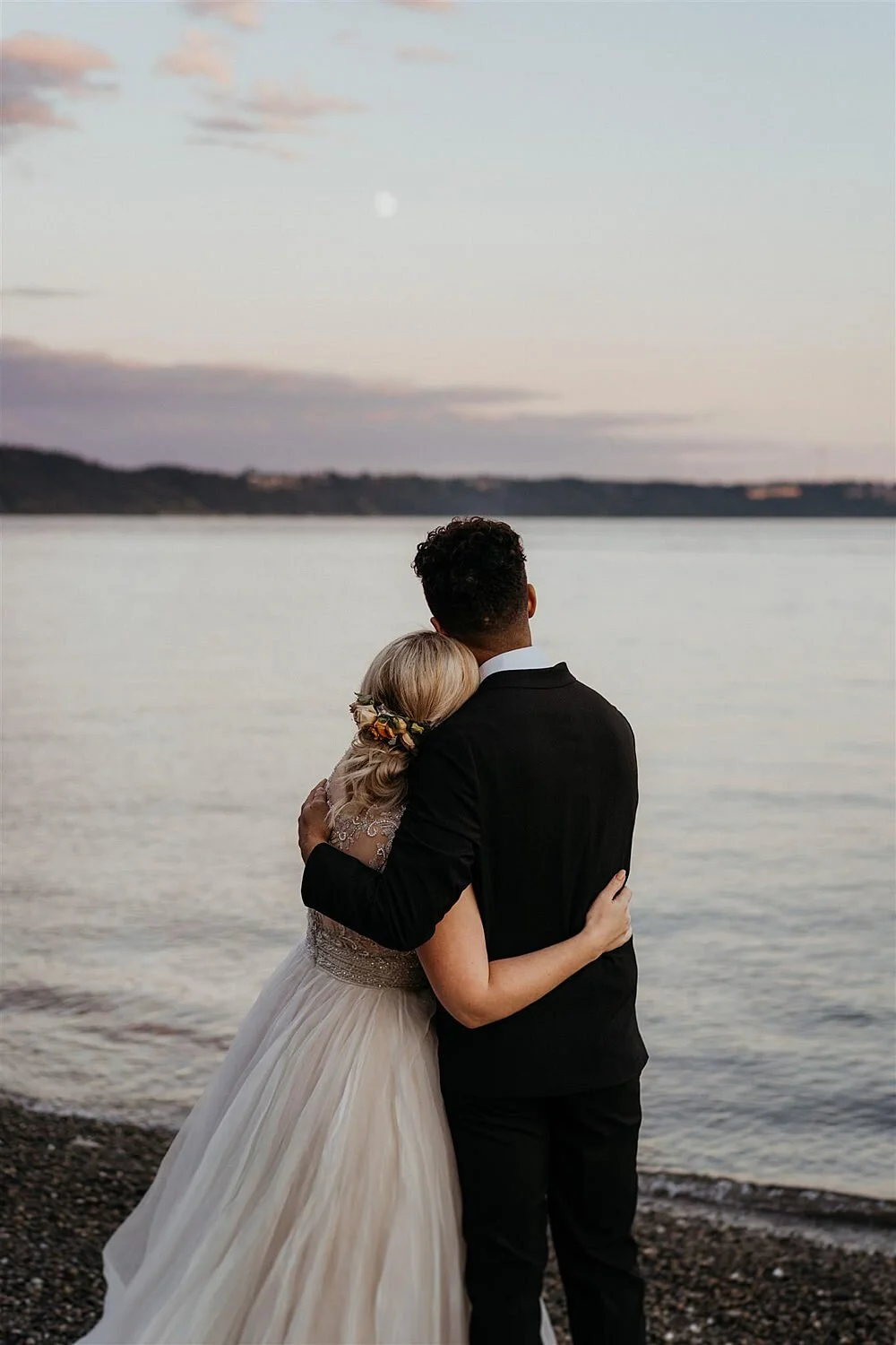intimate-boho-waterfront-microwedding_0039.jpg