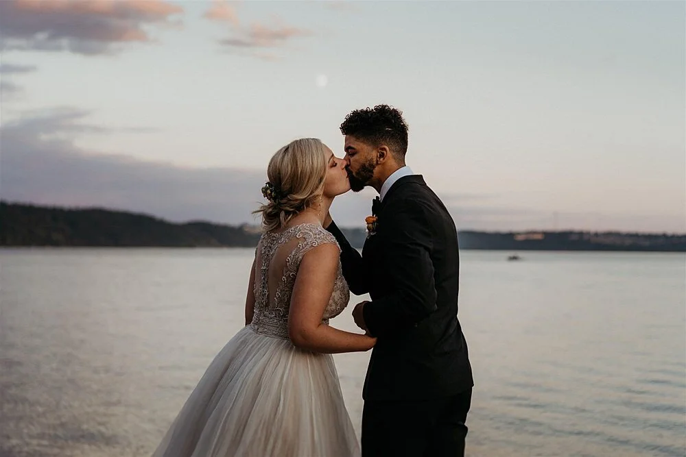 intimate-boho-waterfront-microwedding_0040.jpg