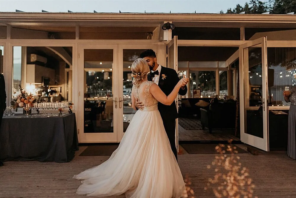 intimate-boho-waterfront-microwedding_0048.jpg
