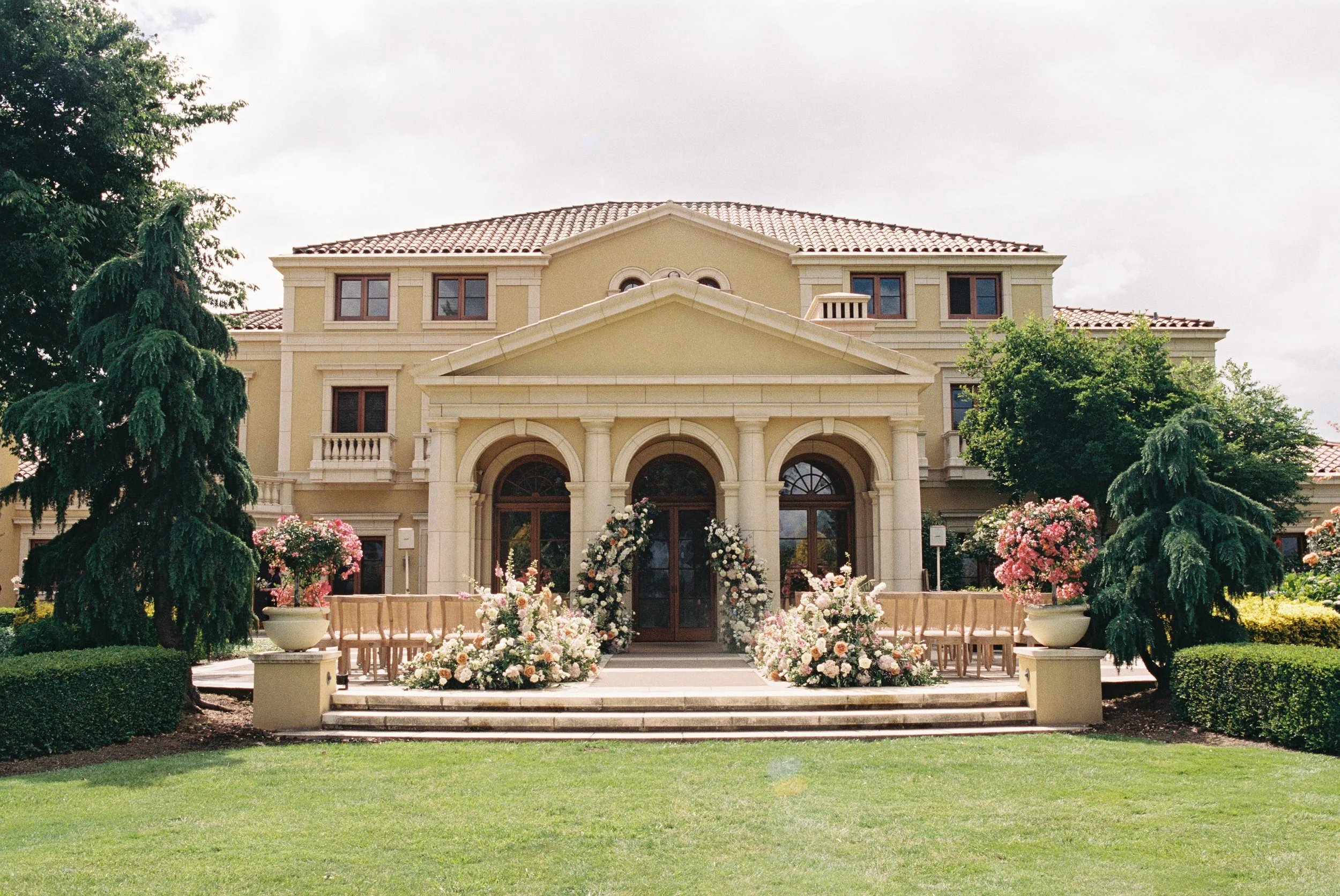 A Romantic Bridgerton-Inspired Del Mar Villa Wedding in Dundee, Oregon