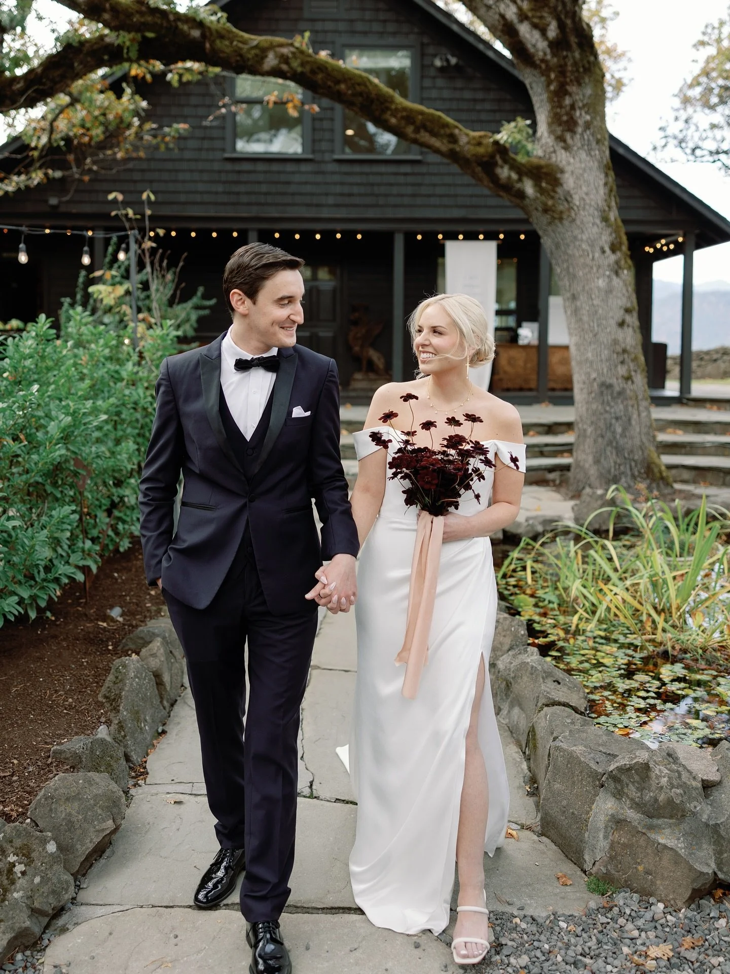 The rainy weather today has us thinking back to this timeless afternoon at The Griffin House in Hood River, Oregon. The dramatic views of the Columbia River Gorge were the perfect backdrop for a bride in a sleek strapless gown and a groom in a classi