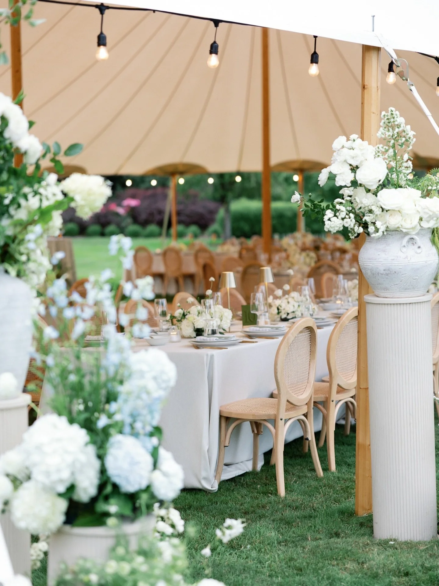 DESTINATION WEEKEND WEDDING IN OREGON WINE COUNTRY //
A layered, four-day celebration at Del Mar Villa in Dundee, Oregon, designed as an immersive experience rooted in connection, hospitality, and a deep sense of place.
⠀⠀⠀⠀⠀⠀⠀⠀⠀
George &amp; Mel env