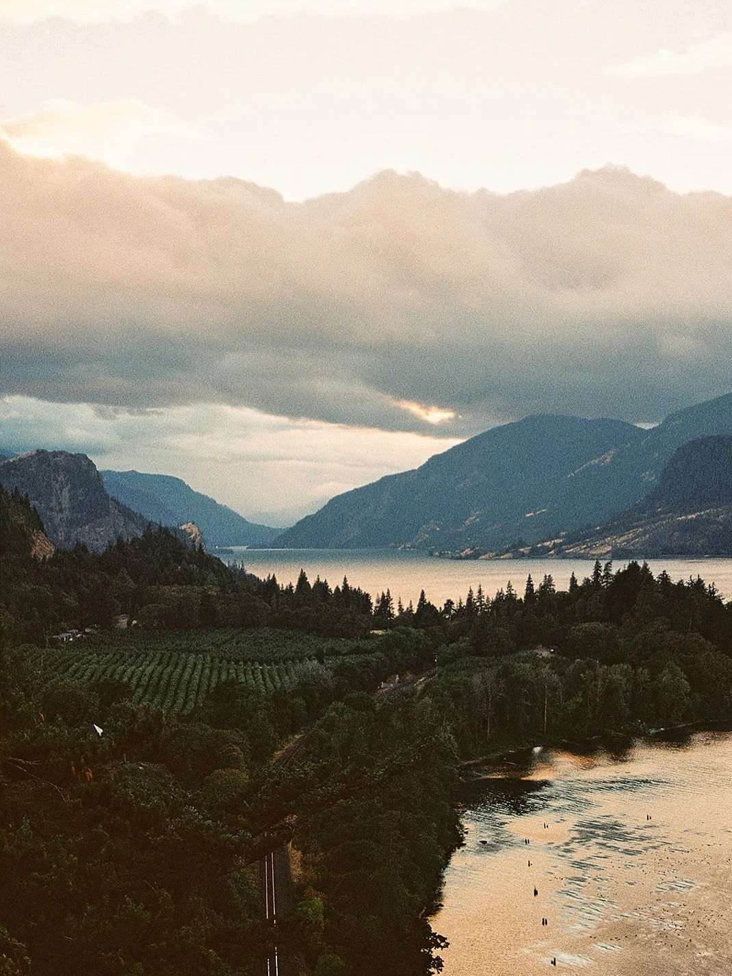 Oregon, my Oregon. 🤍
⠀⠀⠀⠀⠀⠀⠀⠀⠀
Sunset over the Columbia River Gorge feels like a ceremony in itself &mdash; expansive skies, layered cliffs, and that quiet, windswept stillness that makes you reach for the hand beside you. It&rsquo;s the kind of bac