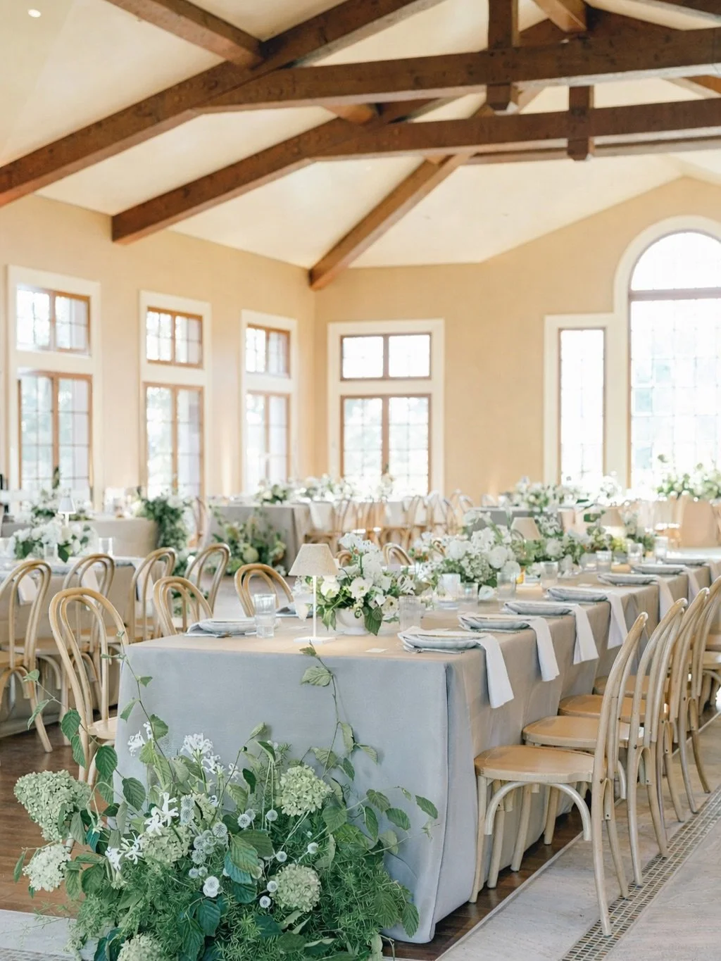 2025 might have been the year of green + white. 🌿🤍
⠀⠀⠀⠀⠀⠀⠀⠀⠀
Soft light, scalloped edge plates, silver vessels, and textural florals&mdash;proof that the quietest palettes can feel the most distinctive.
⠀⠀⠀⠀⠀⠀⠀⠀⠀
This was actually the second look o