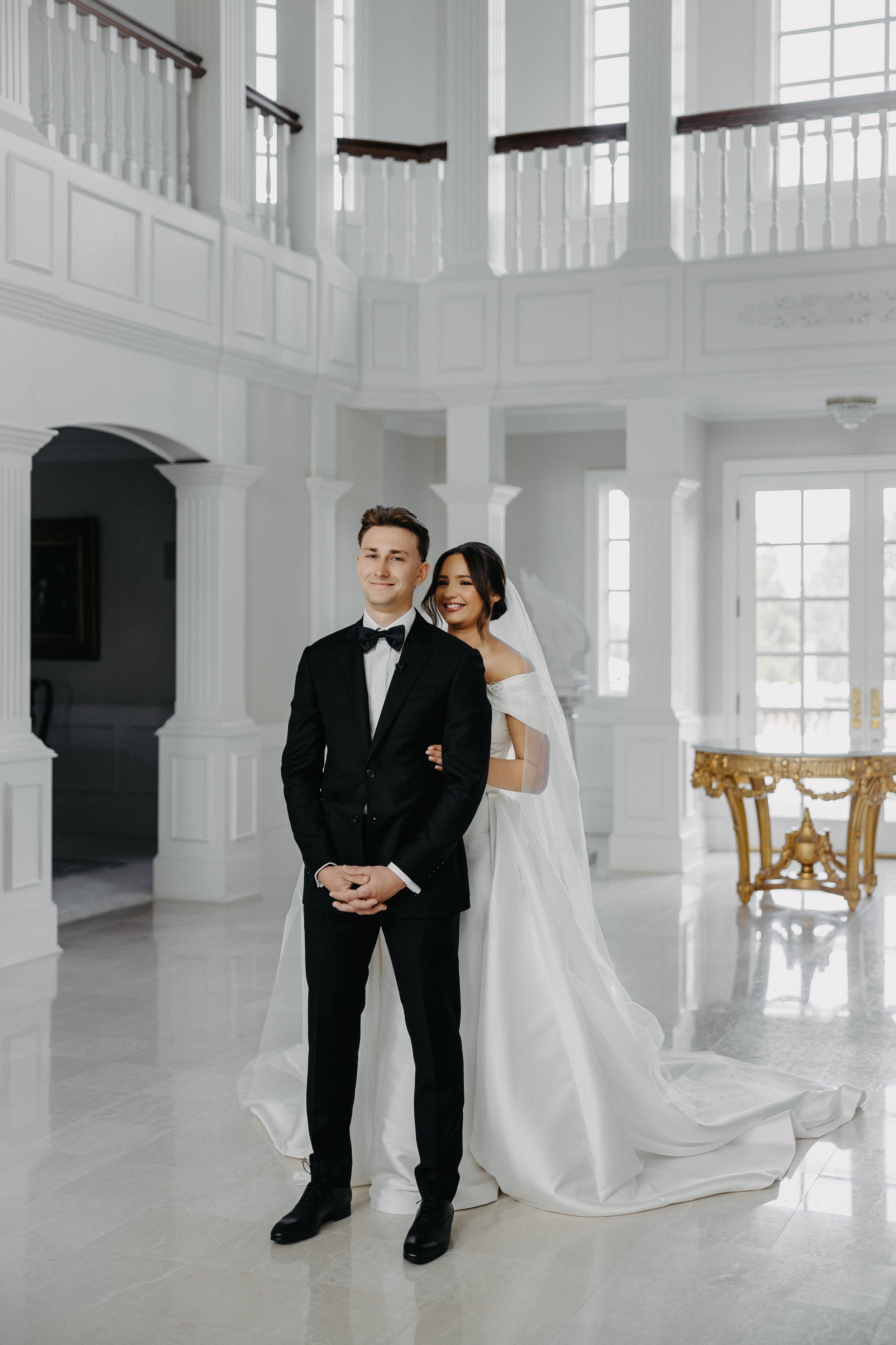 bride and groom first look chateau de michellia