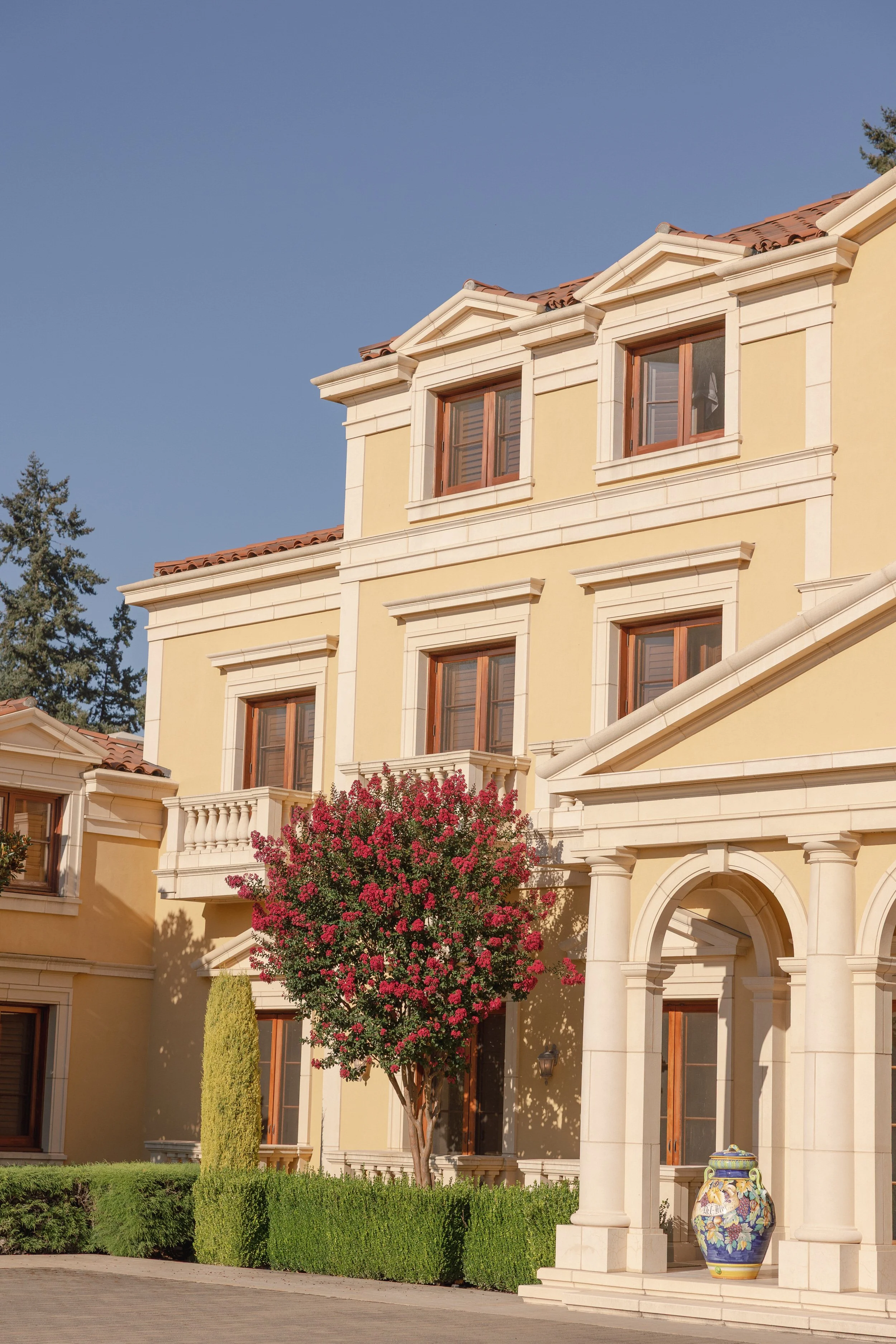 Del Mar Villa front entrance Dundee Oregon