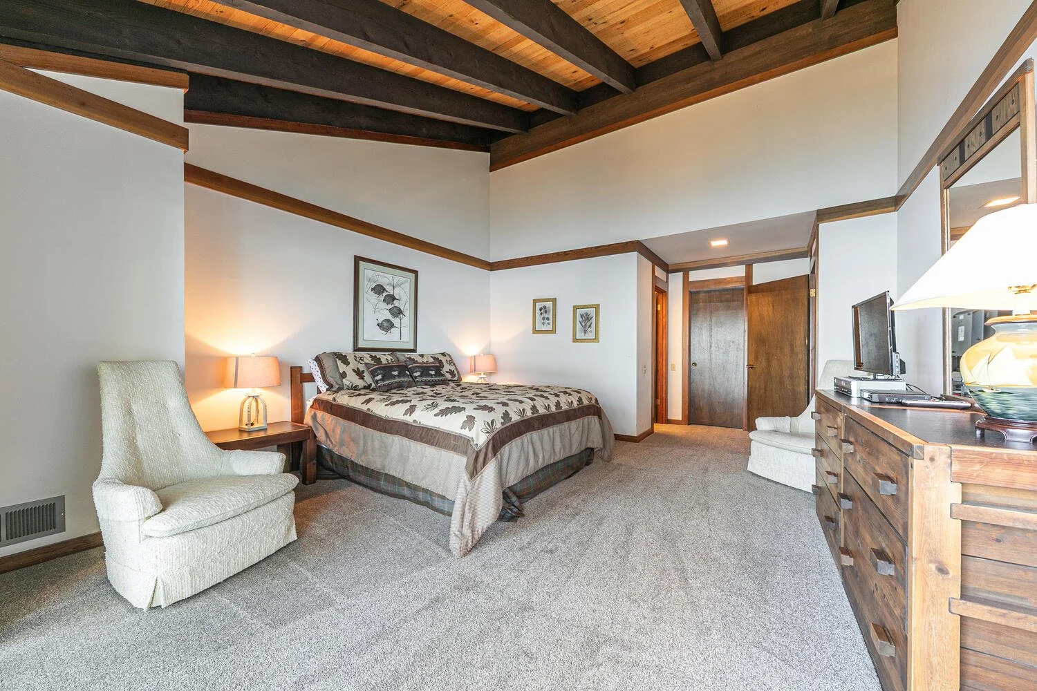 3600 N Lake Blvd Unit 113-large-025-005-Interior-1500x1000-72dpi.jpg