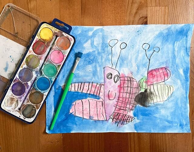 This is my go-to kind of art project that is basically foolproof.
.
1️⃣Teach a directed drawing and have the kids draw it in pencil 
2️⃣Trace over the pencil with a black crayon or pastel
3️⃣Colour it in with watercolor paints .
I looks good every ti