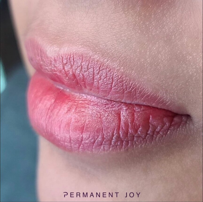 Dark lips warming up differs from lip coloring procedures in that they involve neutralization sessions to blend and even out any darker pigmented areas - specifically if the target color is pink 👄
⠀
Save your time on lip coloring and makeup, choose 