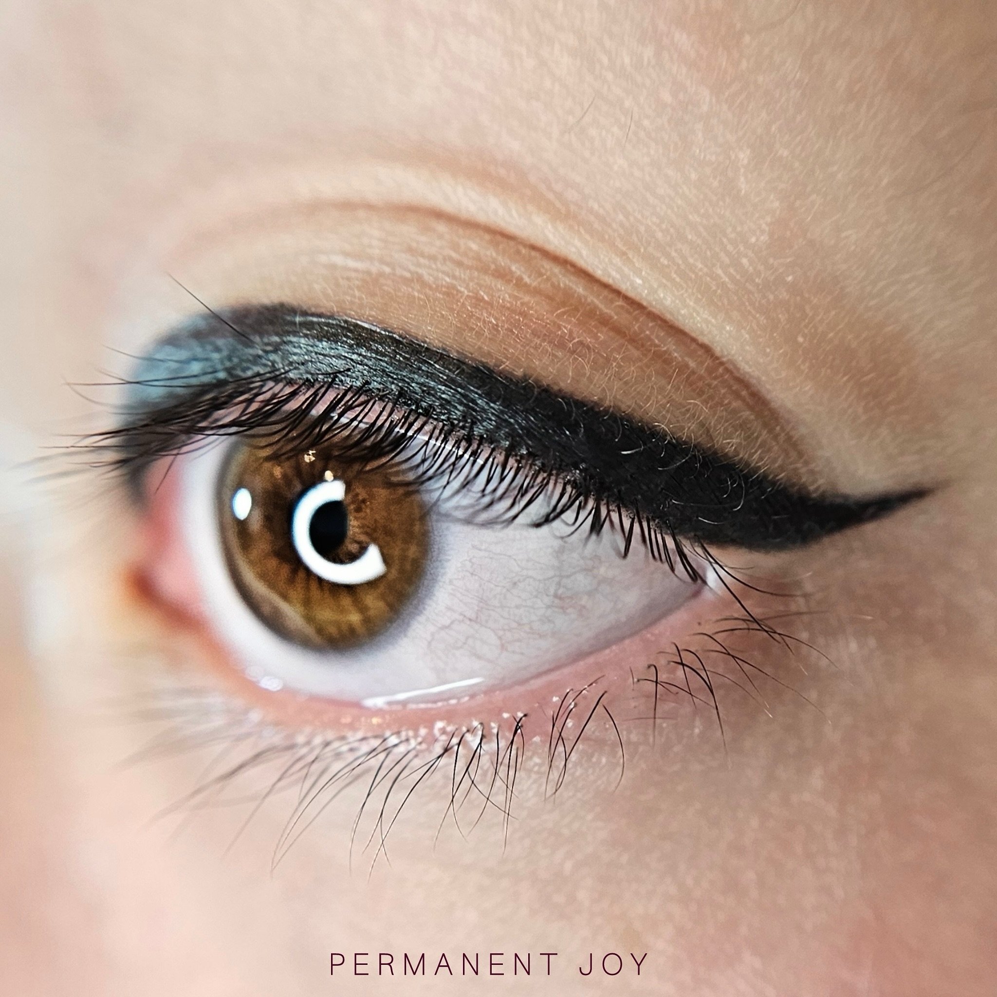 ✨ Classic Thick Eyeliner, After Touch Up! ✨

Just out of the studio and already showcasing what will be the healed look! Experience the transformative power of a classic winged eyeliner. Wide wings make a bold statement and simplify your daily makeup
