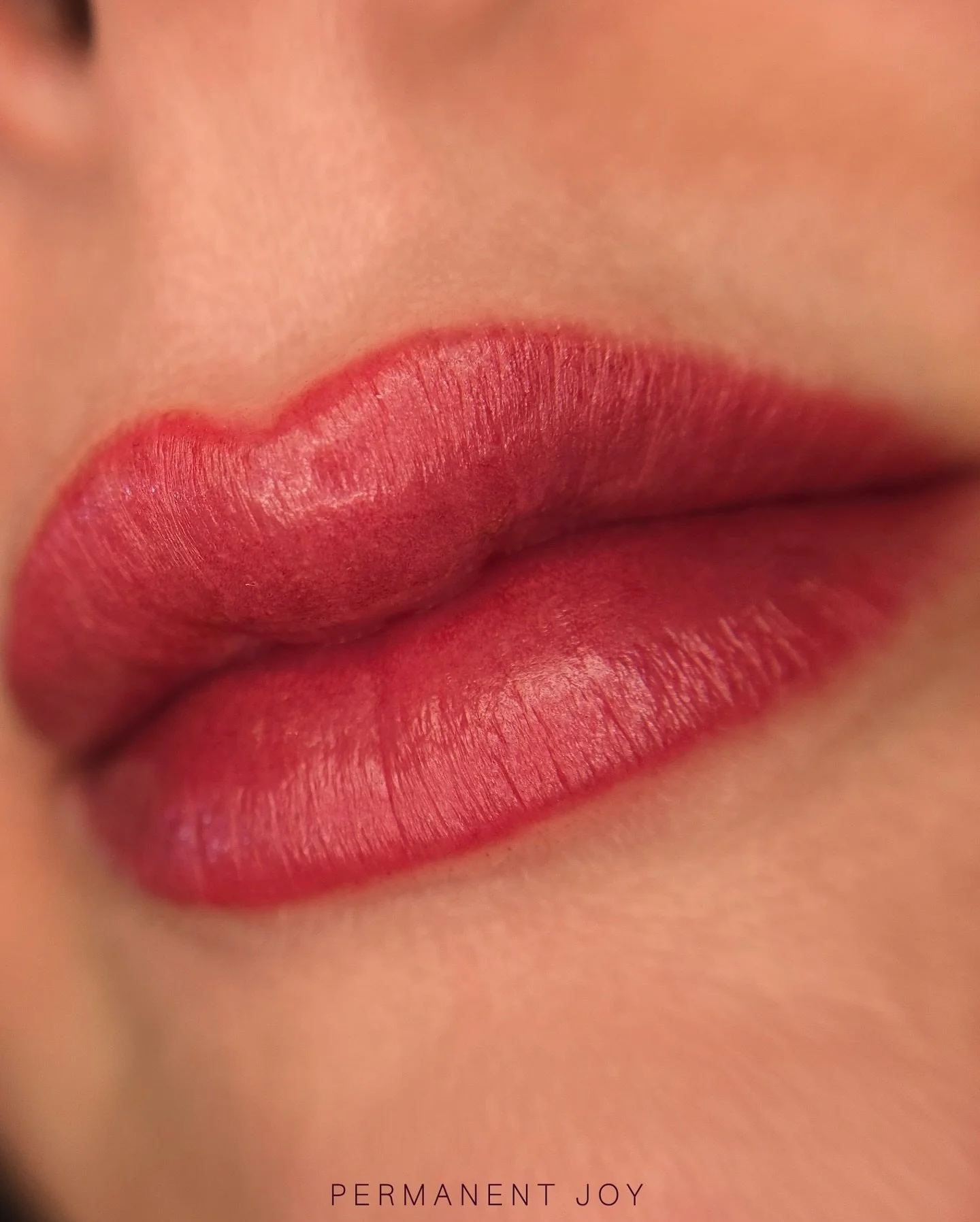 ✨ Lip Blushing ✨

Even though the color may look bright at first glance, this is actually a very light, delicate application.

The shade used here is mauve, and this is how it naturally appears immediately after the procedure.
Right after treatment, 