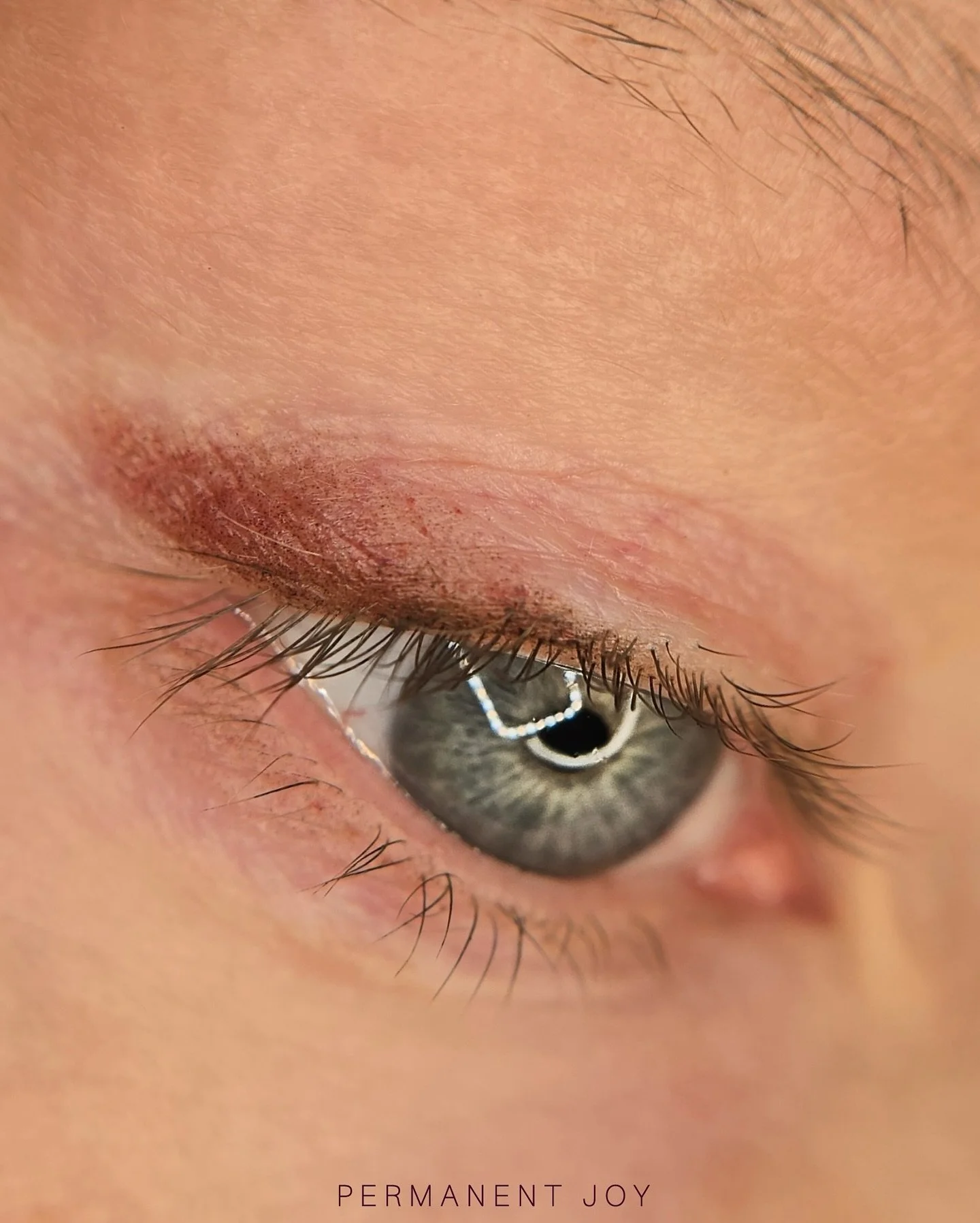 Soft Shaded Eyeliner ✨

This was a very interesting and highly customized project. My client asked for a soft eye shading rather than a classic eyeliner. There is no defined lash line base here. The color starts from the middle of the eyelid and blen