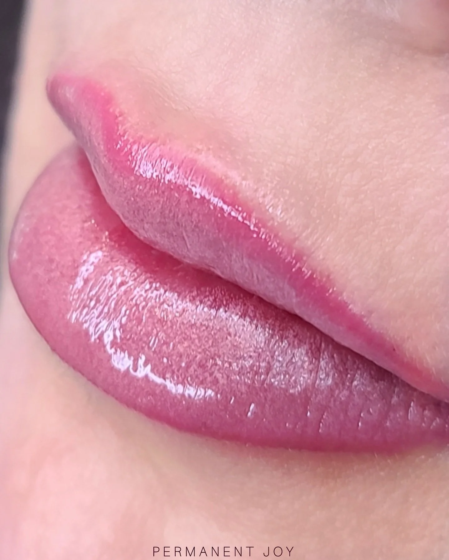 Ombre Lips 💖✨

This is a beautiful ombre effect, where the outer border is slightly brighter and more defined, while the inner part stays softer and lighter. For this look, we used a vibrant pink on the outside and a baby pink inside, exactly what m