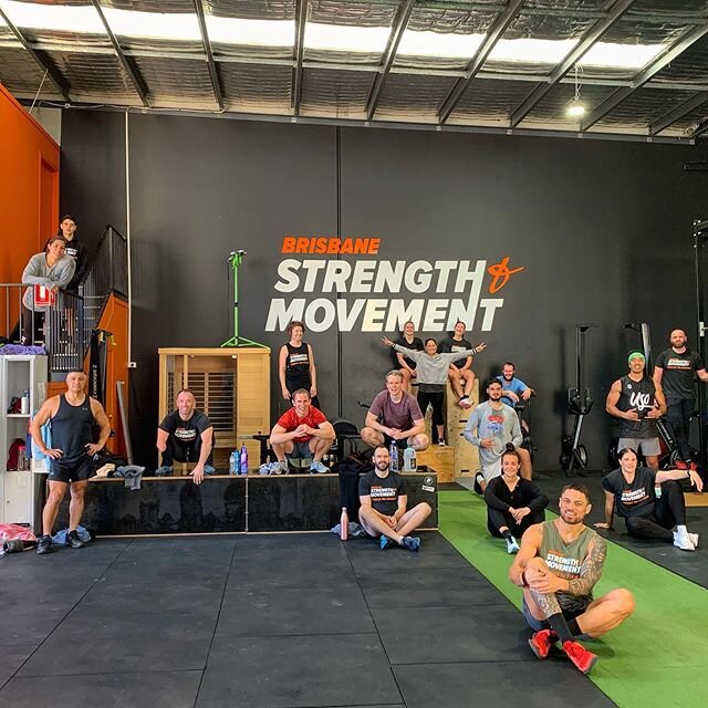 Socially distant but the energy of the community stays tight. So good to get our first session back under the roof of @brisbane_strength_movement and our squad working together again

If you want a change, support and direction. Ya welcome 
#BSMonlin