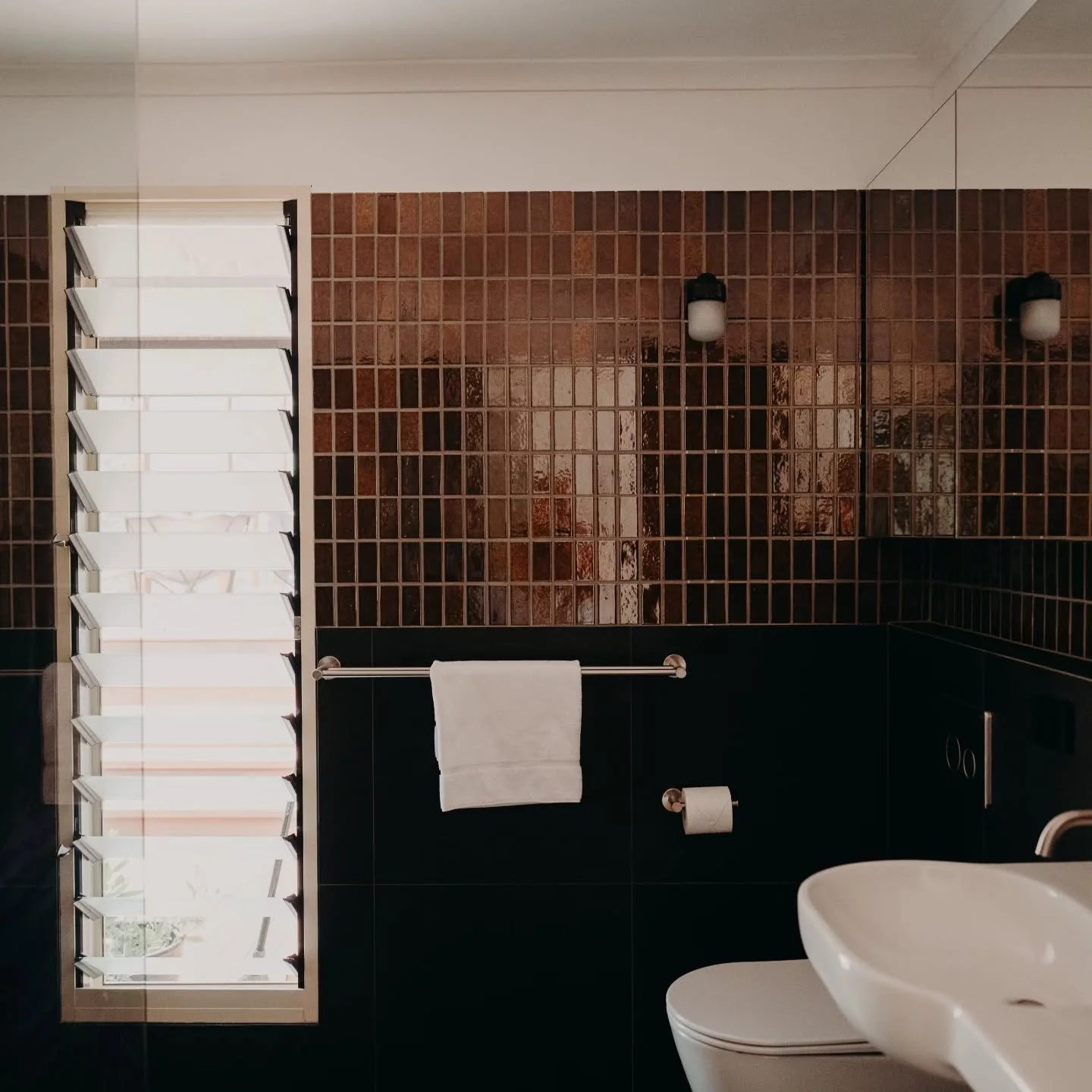 Vintage tiles with a brown and black colour palette, we love it. Full of surprises and interesting view lines. Such a dream house. 
.
.
.
.
#schlagerarchitects #sadesigncollective #designerhouse #designer #designinterior #architecturedesign #architec